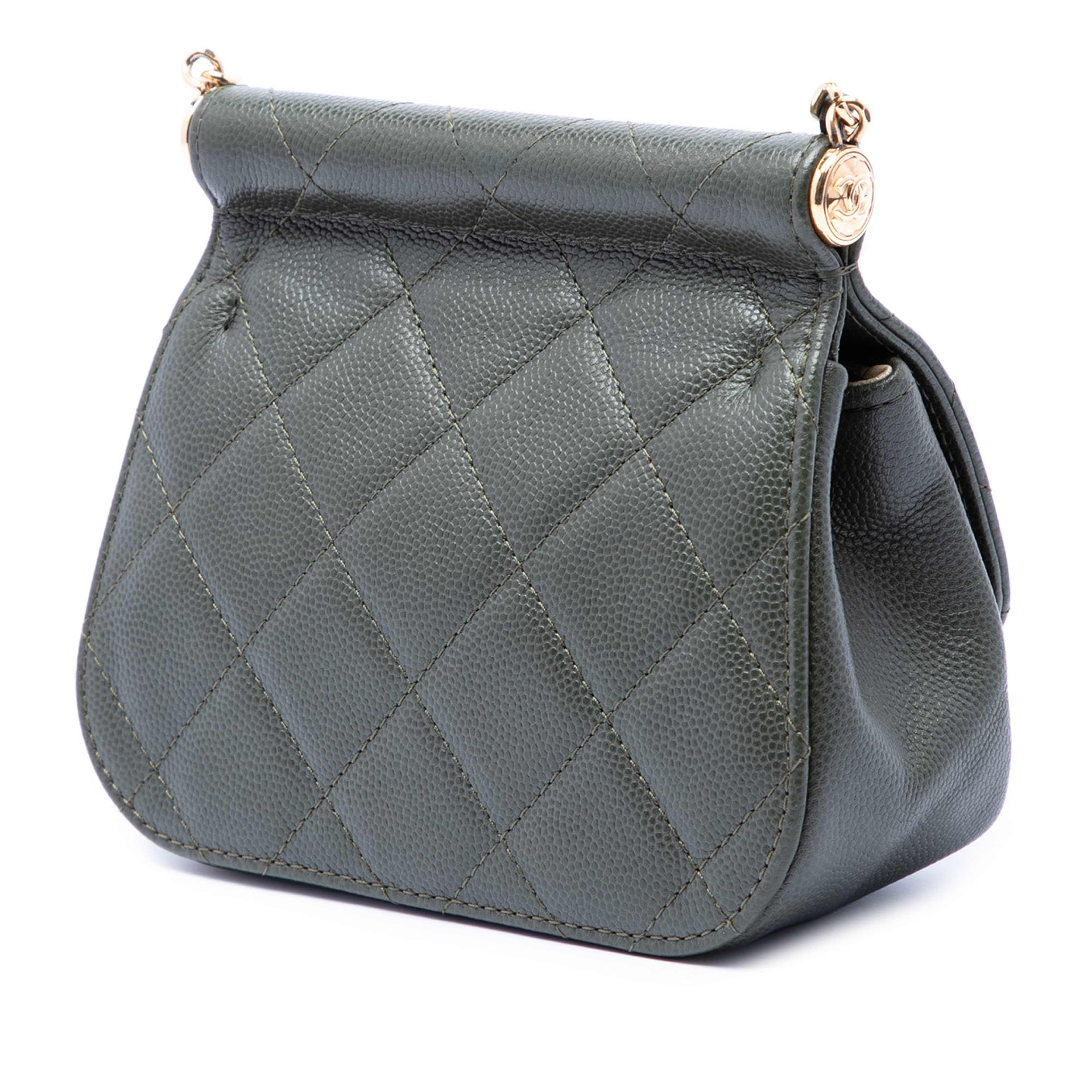Chanel Small Cc Quilted Caviar Bar Flap Clutch With Chain, från Luxclusif, i färgen grön. Klicka för att öppna bilden i stort format