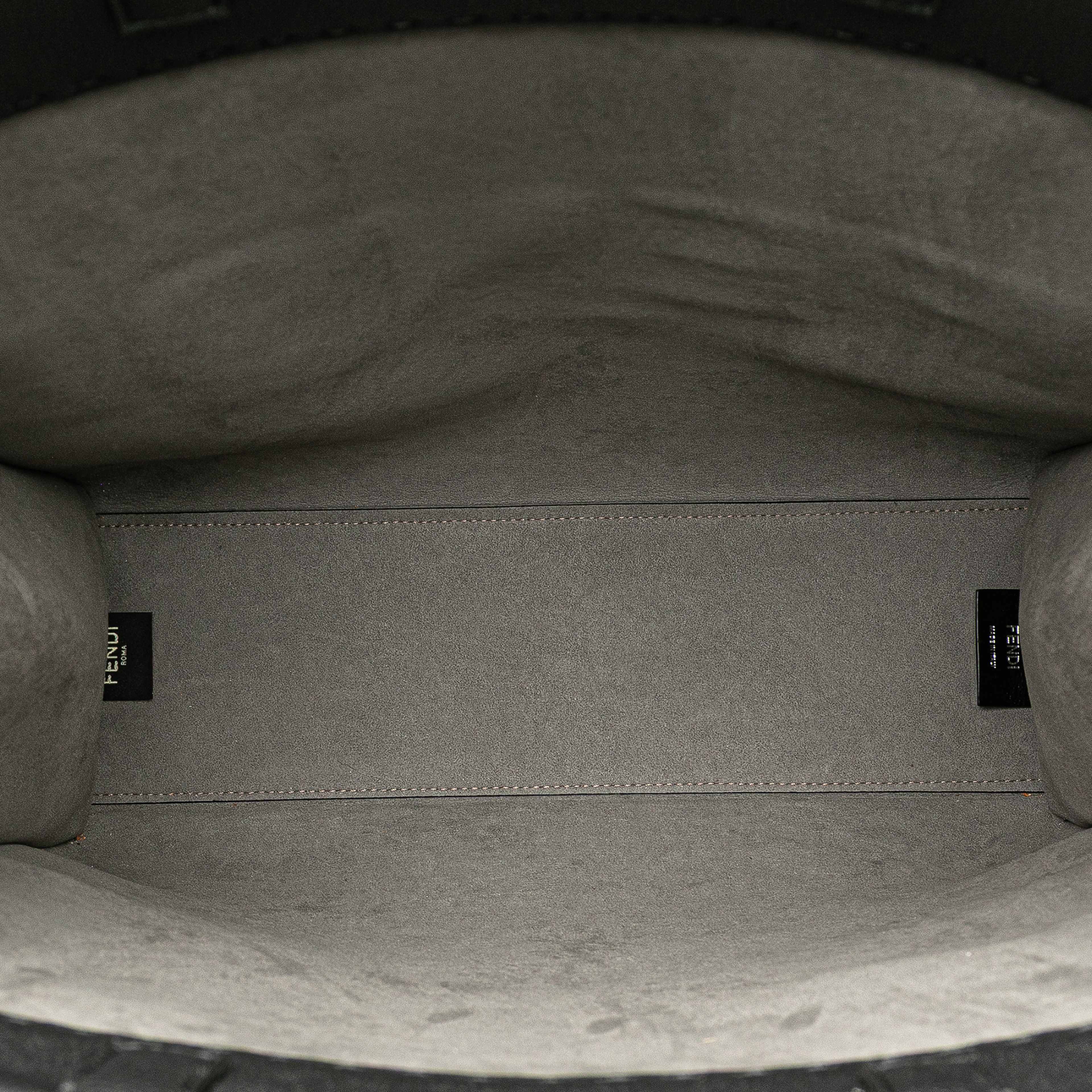 Fendi Medium Leather Roma Go To Shopper Satchel, från Luxclusif, i färgen black. Klicka för att öppna bilden i stort format