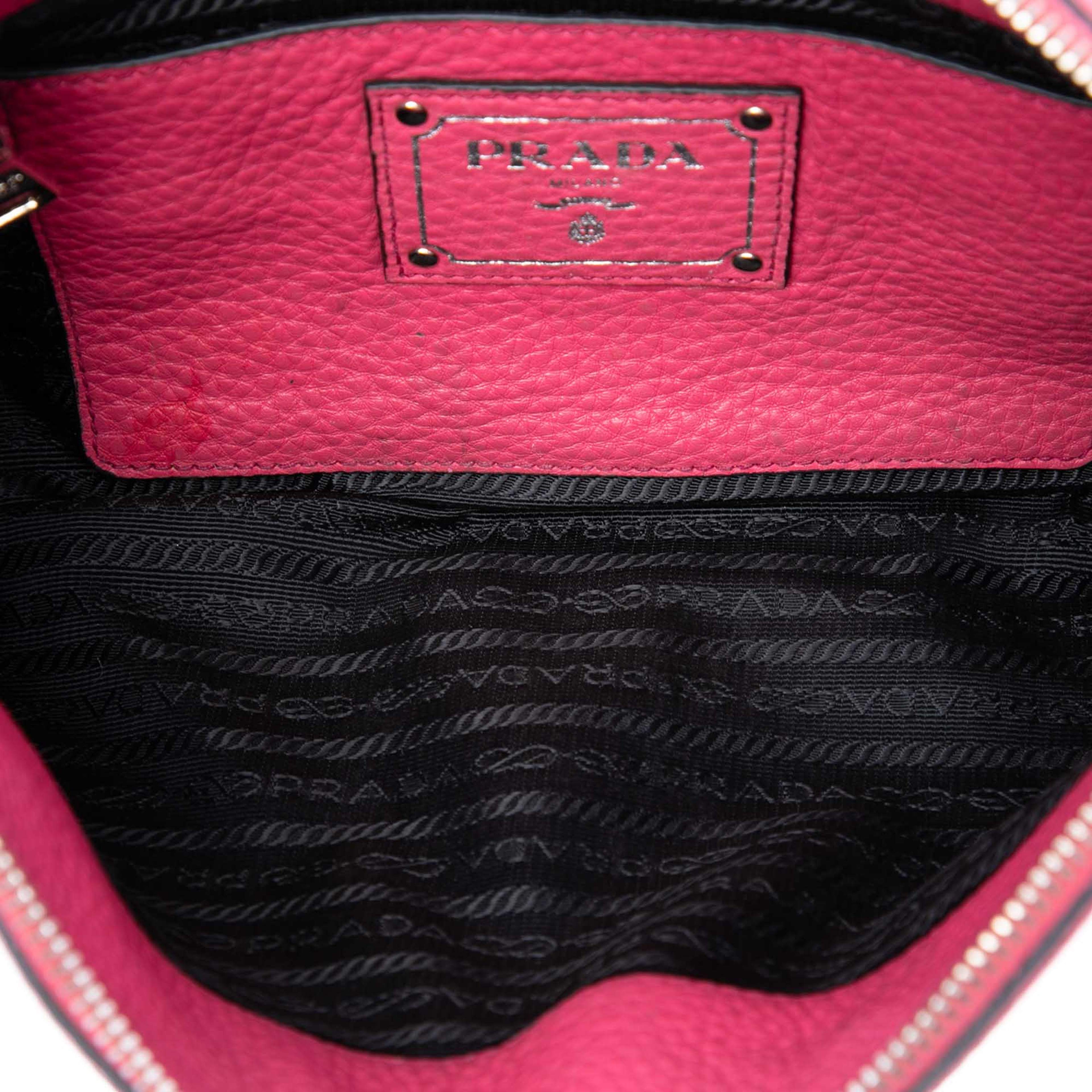 Prada Vitello Daino Clutch, från Luxclusif, i färgen rosa. Klicka för att öppna bilden i stort format