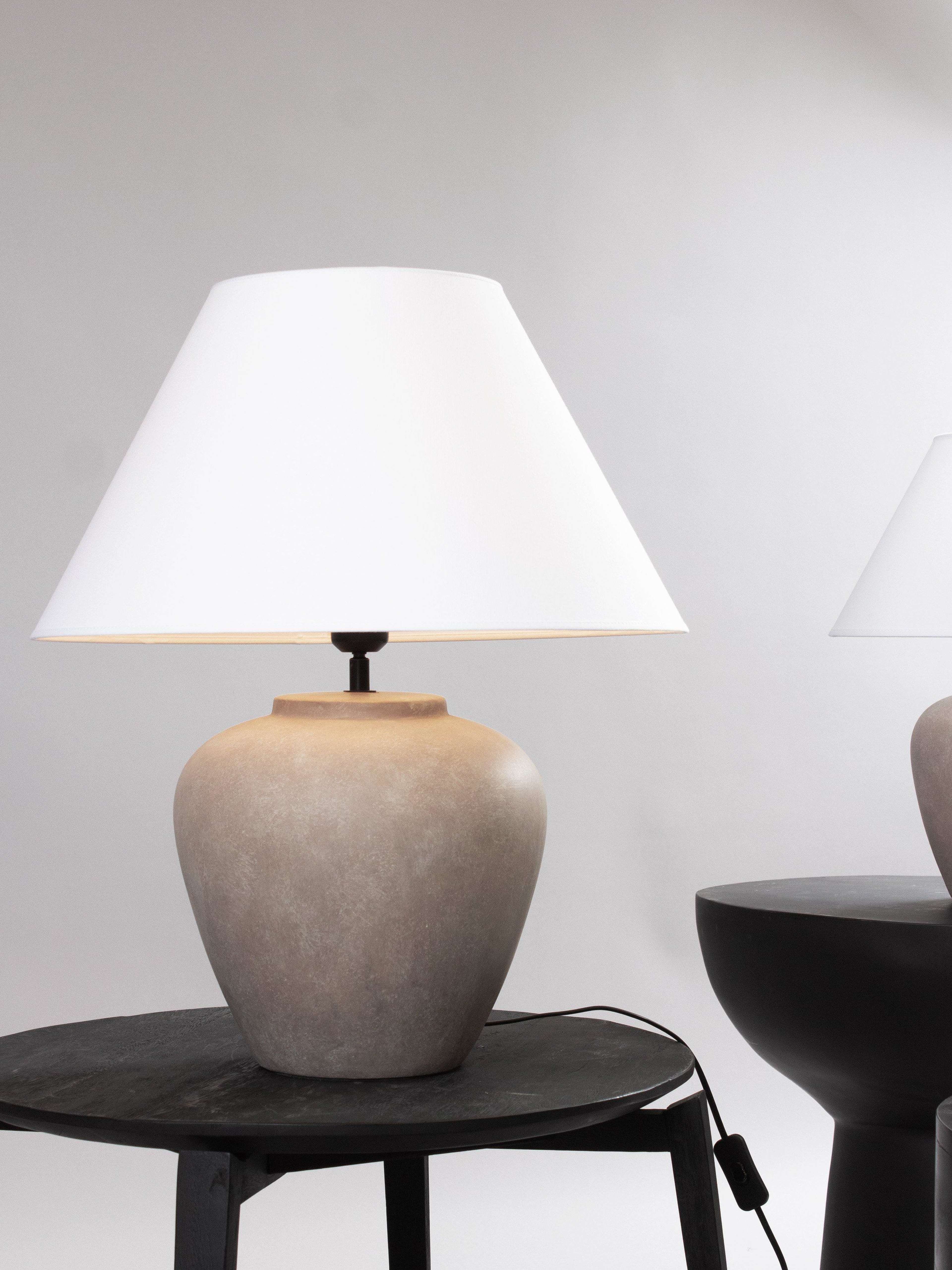Lilly Bordslampa L, från PR Home, i färgen beige. Klicka för att öppna bilden i stort format