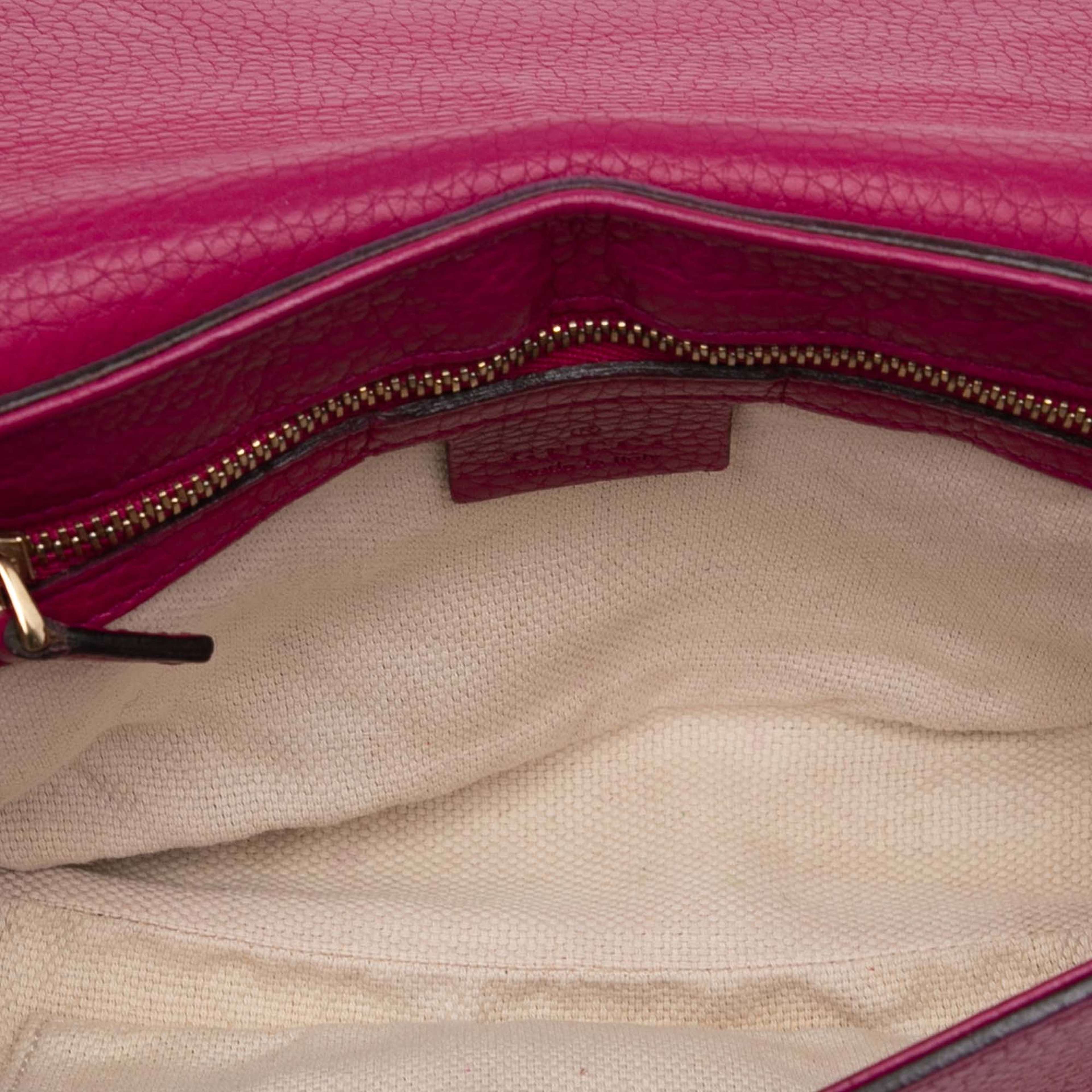 Gucci Medium Leather Soho Chain Flap Crossbody, från Luxclusif, i färgen pink. Klicka för att öppna bilden i stort format