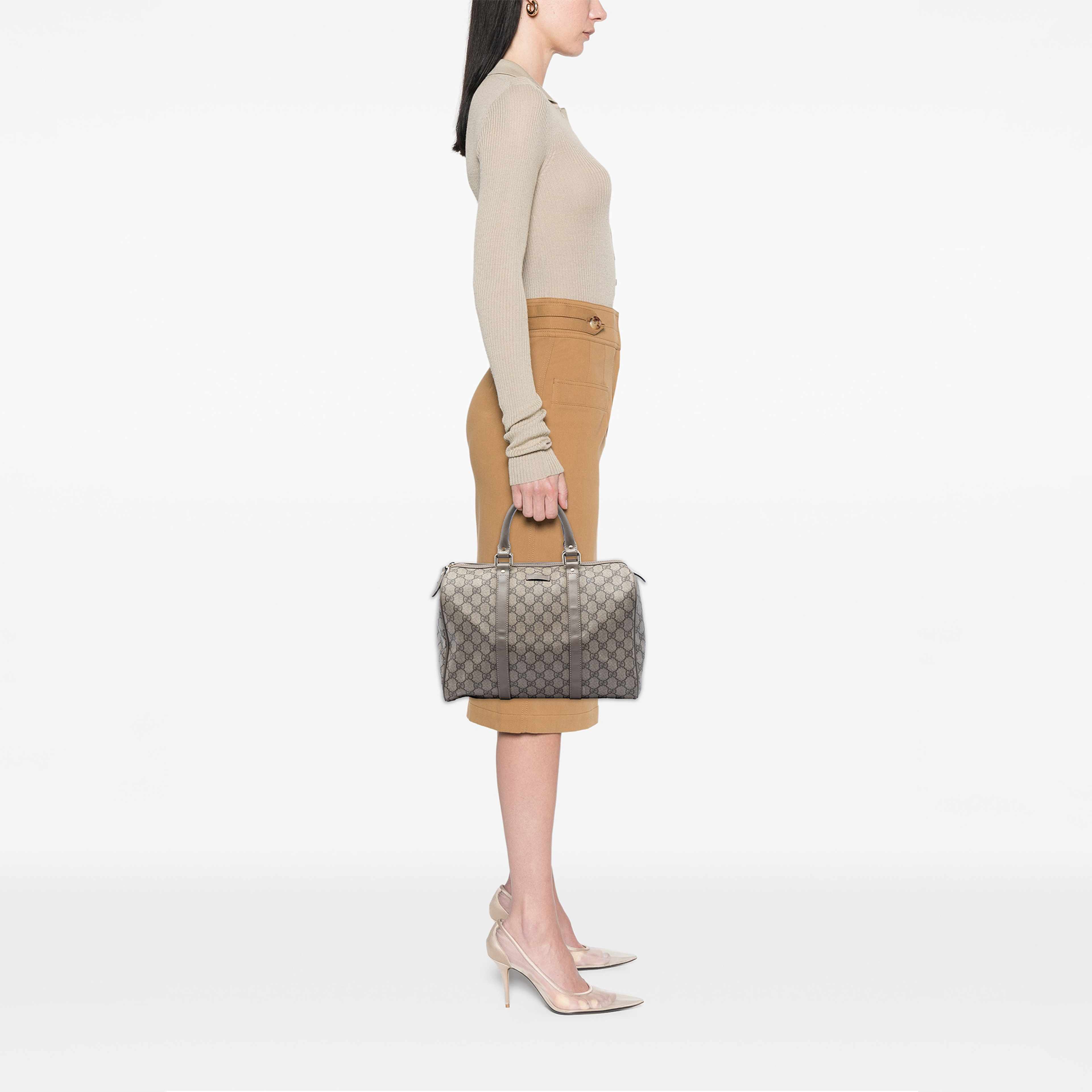 Gucci Medium Gg Supreme Joy Boston Bag, från Luxclusif, i färgen beige. Klicka för att öppna bilden i stort format