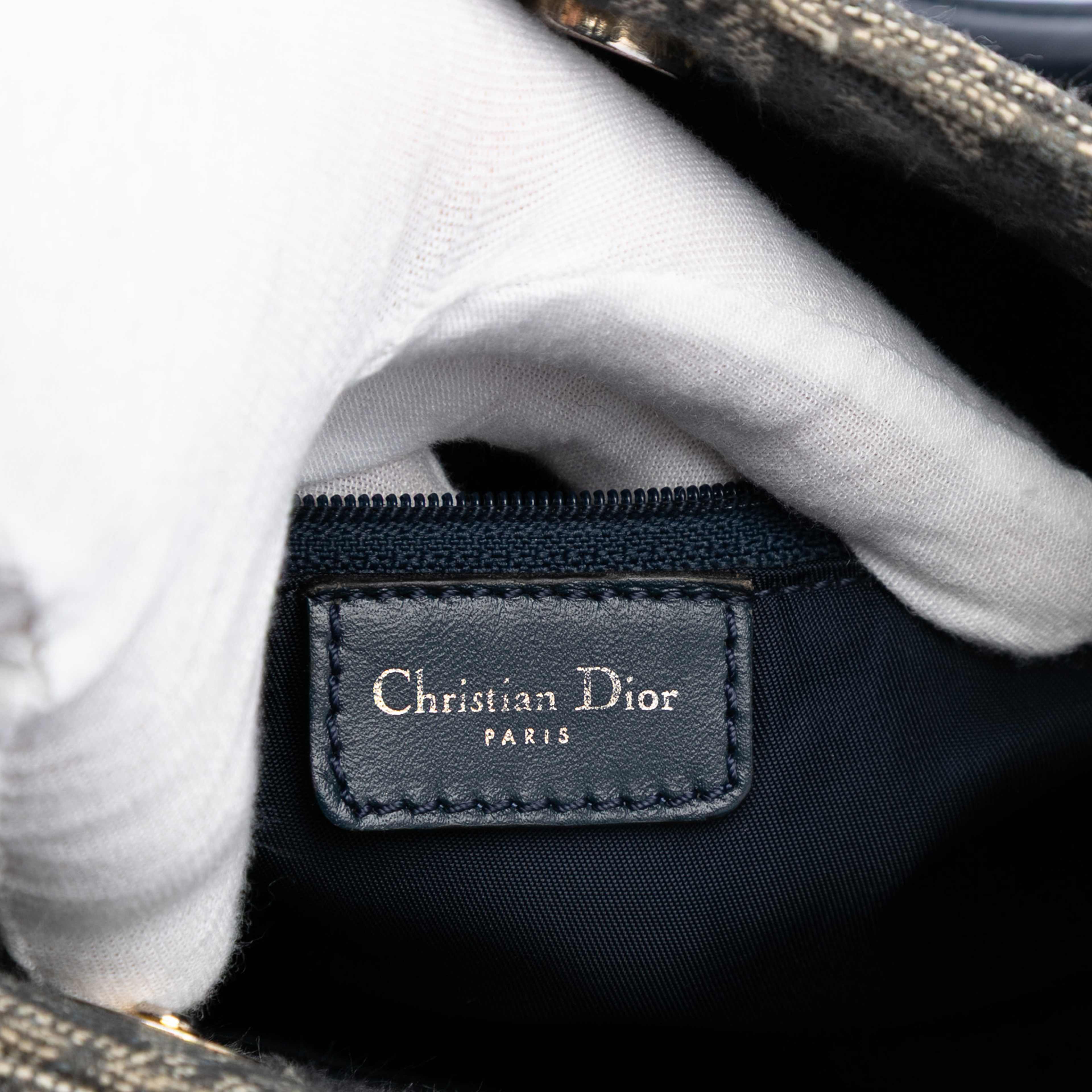 Dior Diorissimo Trotter Canvas Tote, från Luxclusif, i färgen blue. Klicka för att öppna bilden i stort format