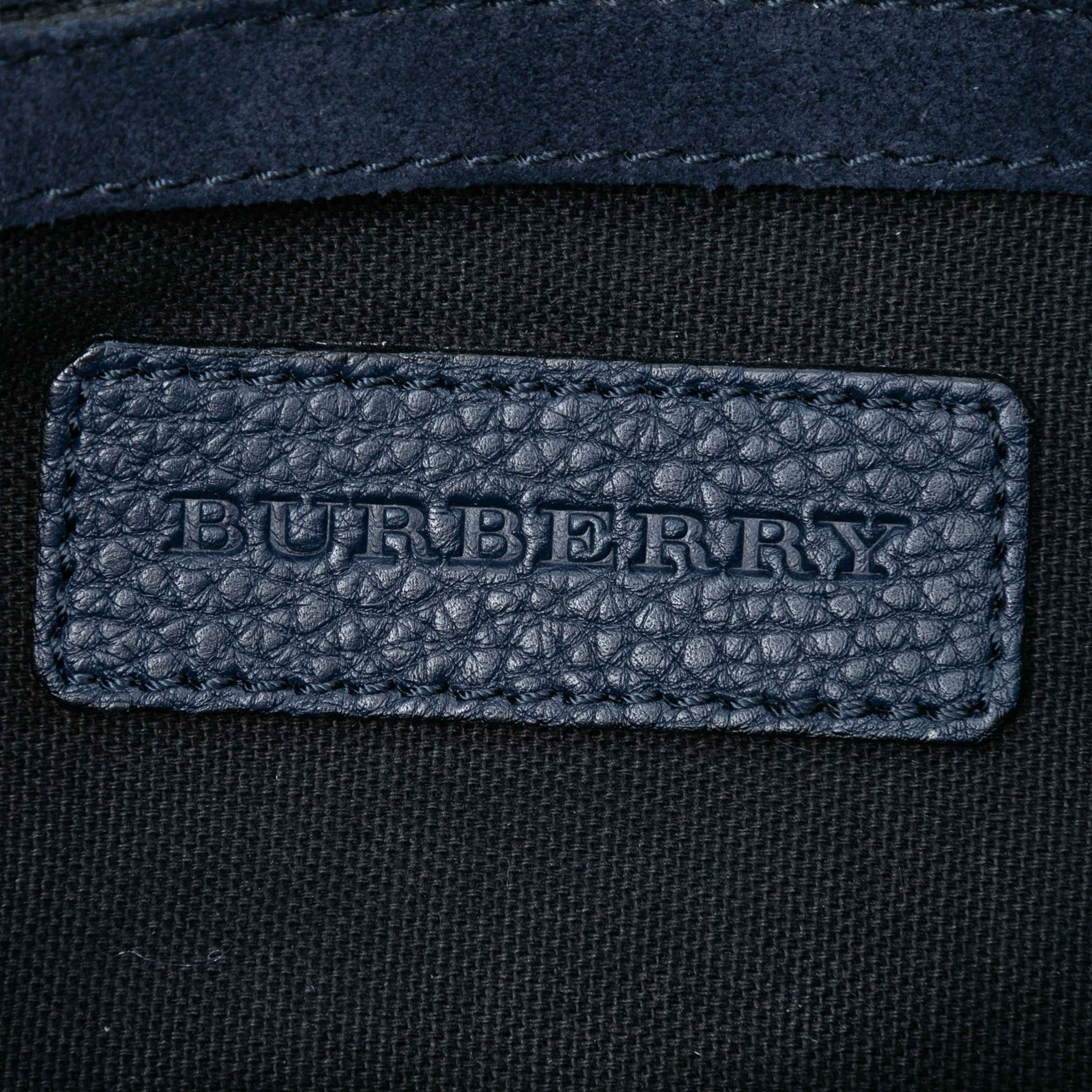 Burberry Small Leather And House Check Canvas Derby Macken Crossbody, från Luxclusif, i färgen navy. Klicka för att öppna bilden i stort format