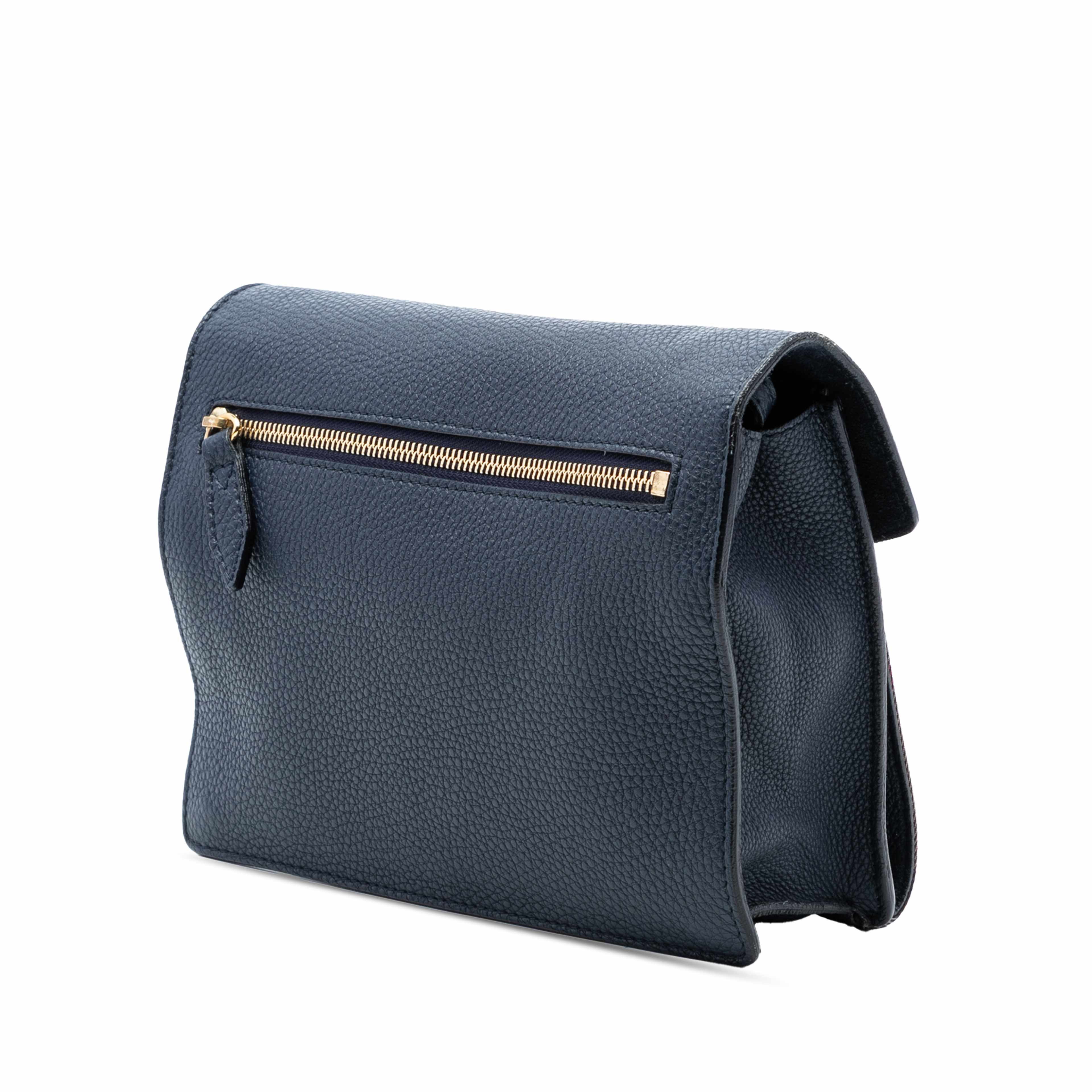 Burberry Small Leather And House Check Canvas Derby Macken Crossbody, från Luxclusif, i färgen navy. Klicka för att öppna bilden i stort format