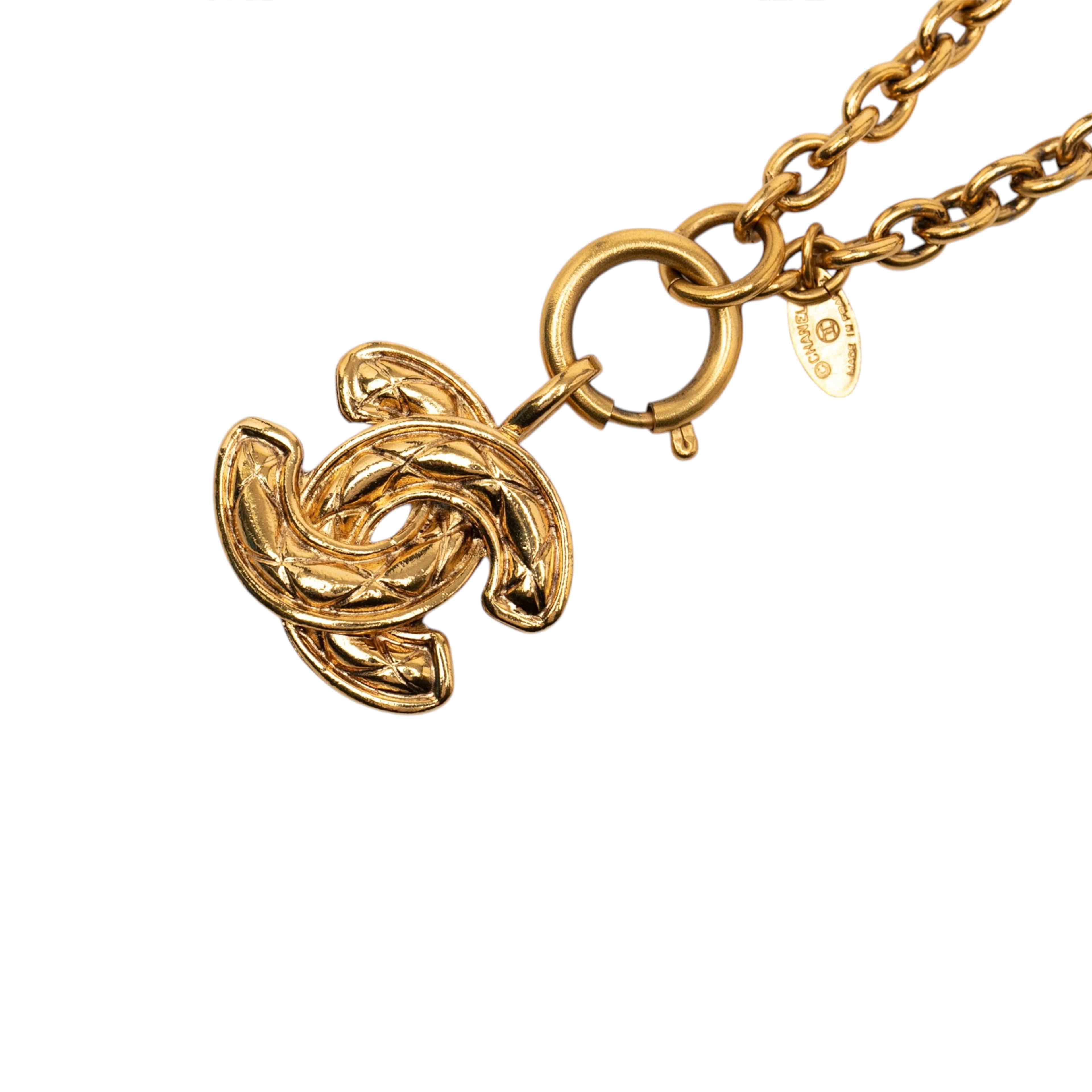 Chanel Gold Plated Cc Quilted Pendant Necklace, från Luxclusif, i färgen gold. Klicka för att öppna bilden i stort format