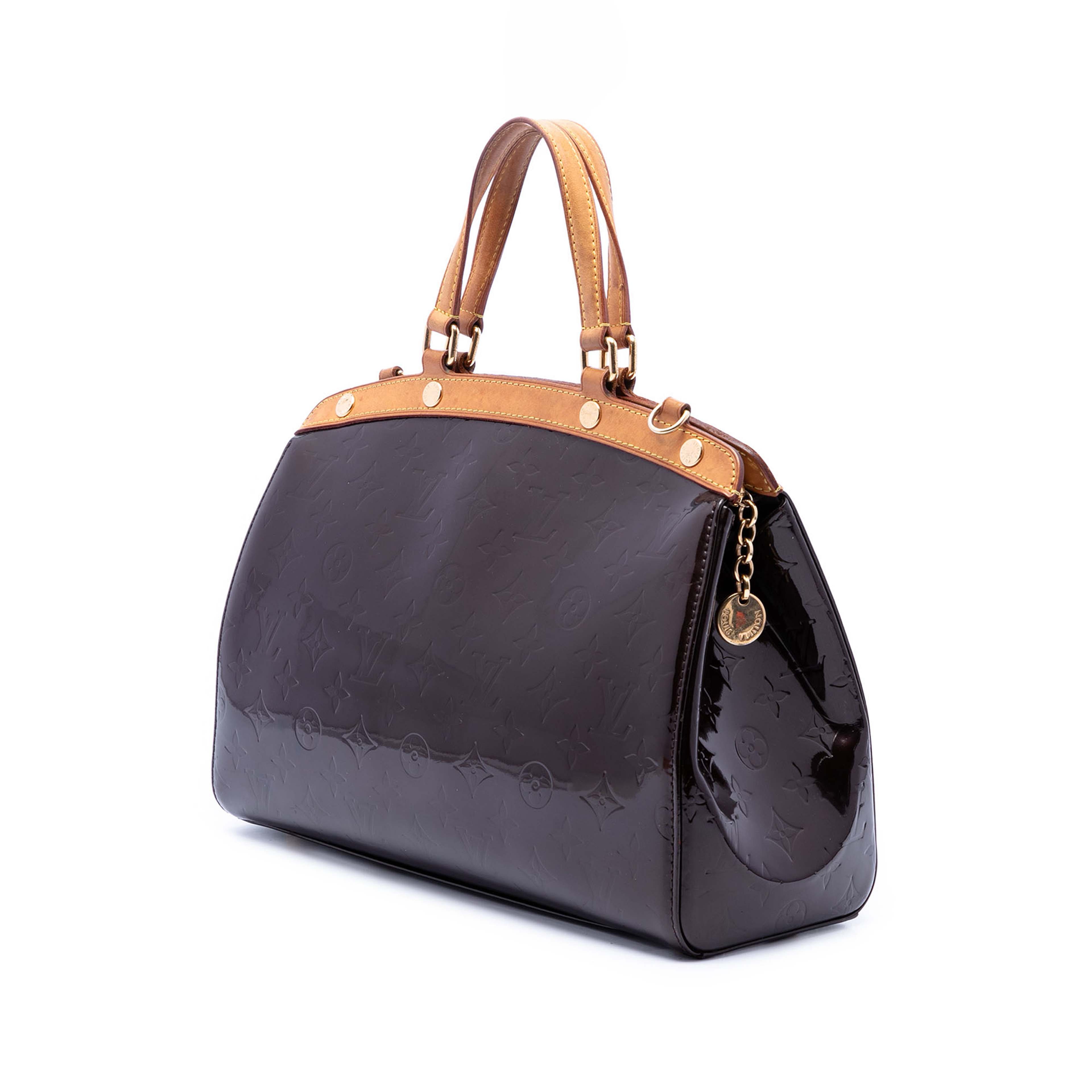 Louis Vuitton Monogram Vernis Brea Pm, från Luxclusif, i färgen purpur. Klicka för att öppna bilden i stort format