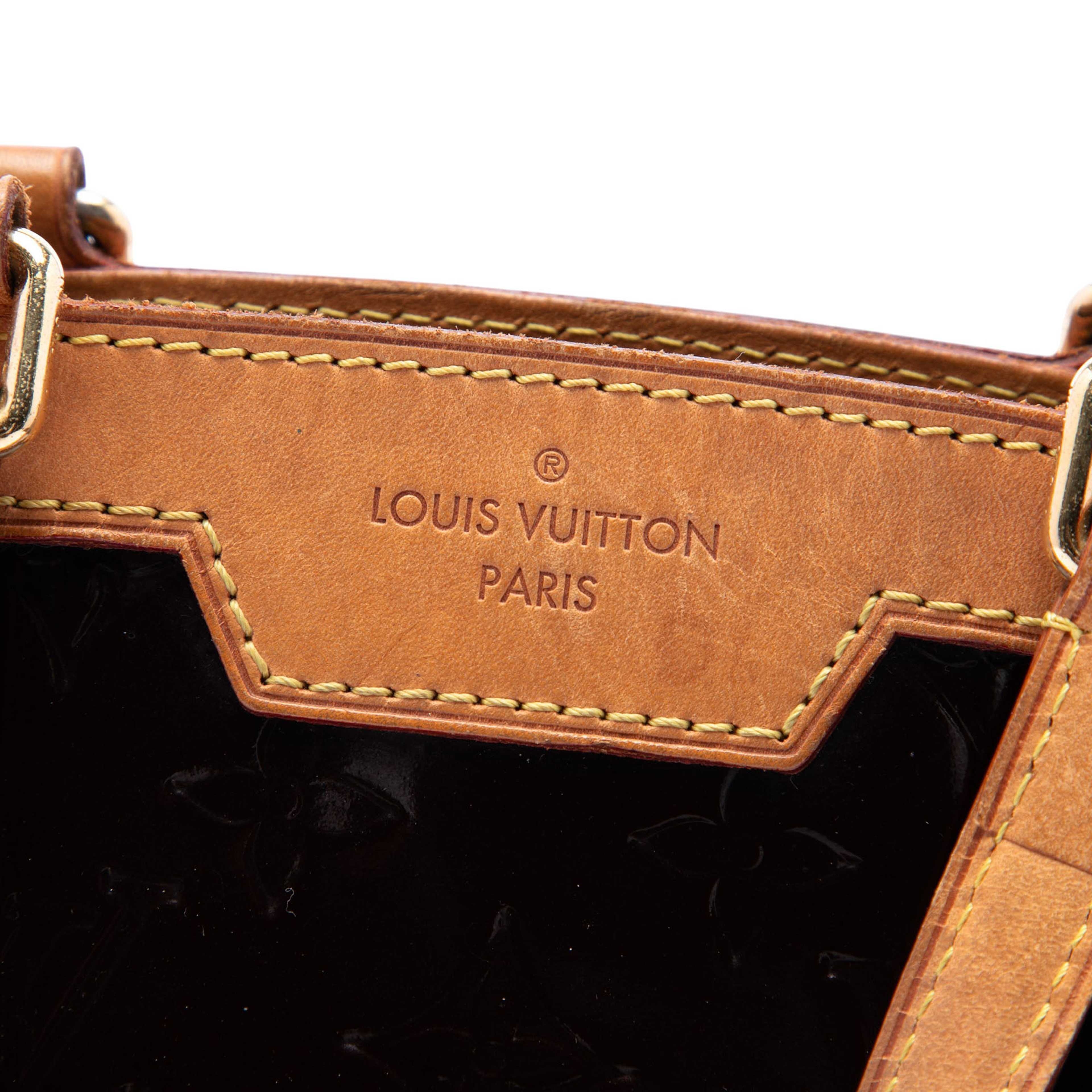 Louis Vuitton Monogram Vernis Brea Pm, från Luxclusif, i färgen purpur. Klicka för att öppna bilden i stort format