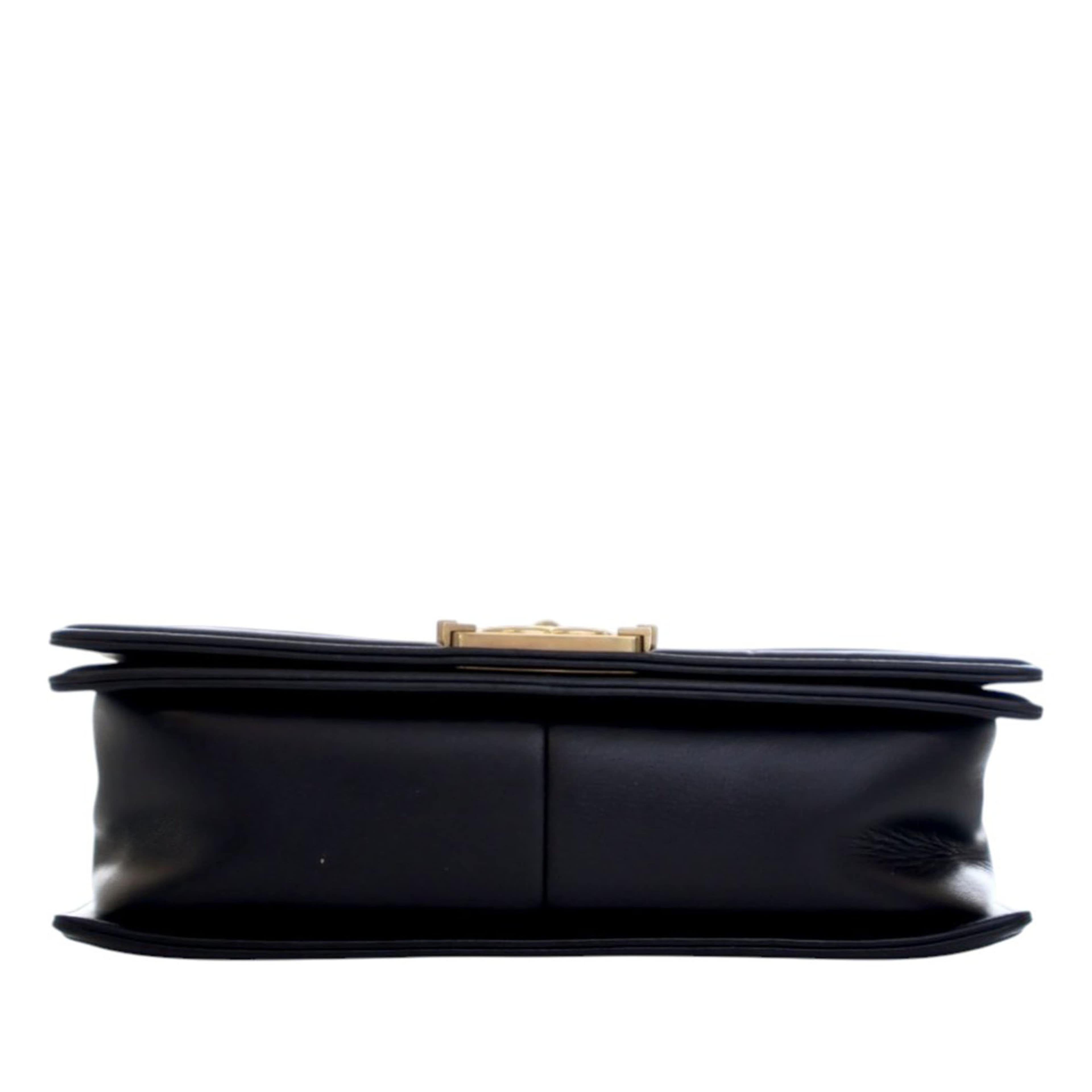 Chanel Old Medium Quilted Lambskin Boy Flap, från Luxclusif, i färgen black. Klicka för att öppna bilden i stort format