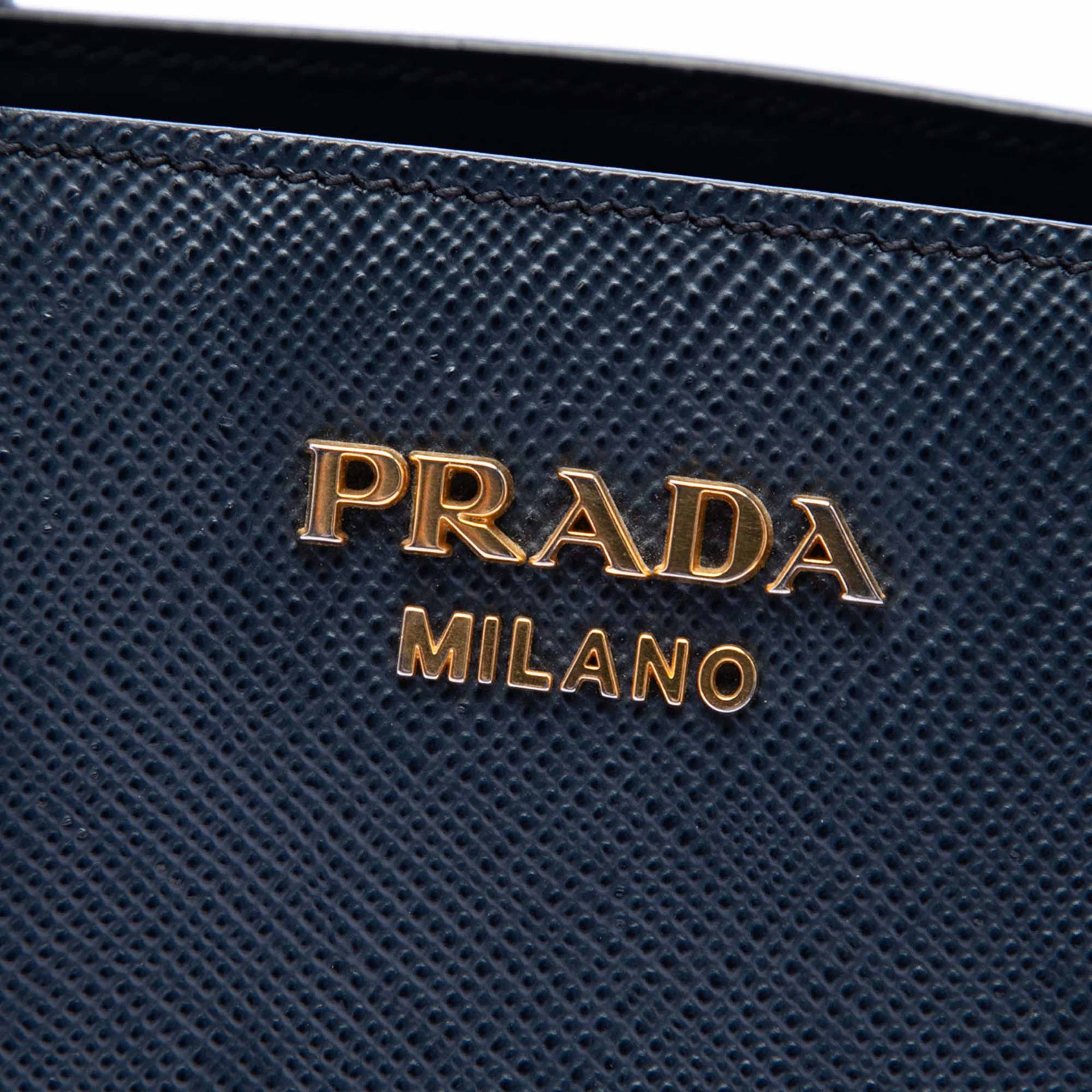 Prada Medium Saffiano Bibliotheque Satchel, från Luxclusif, i färgen navy. Klicka för att öppna bilden i stort format