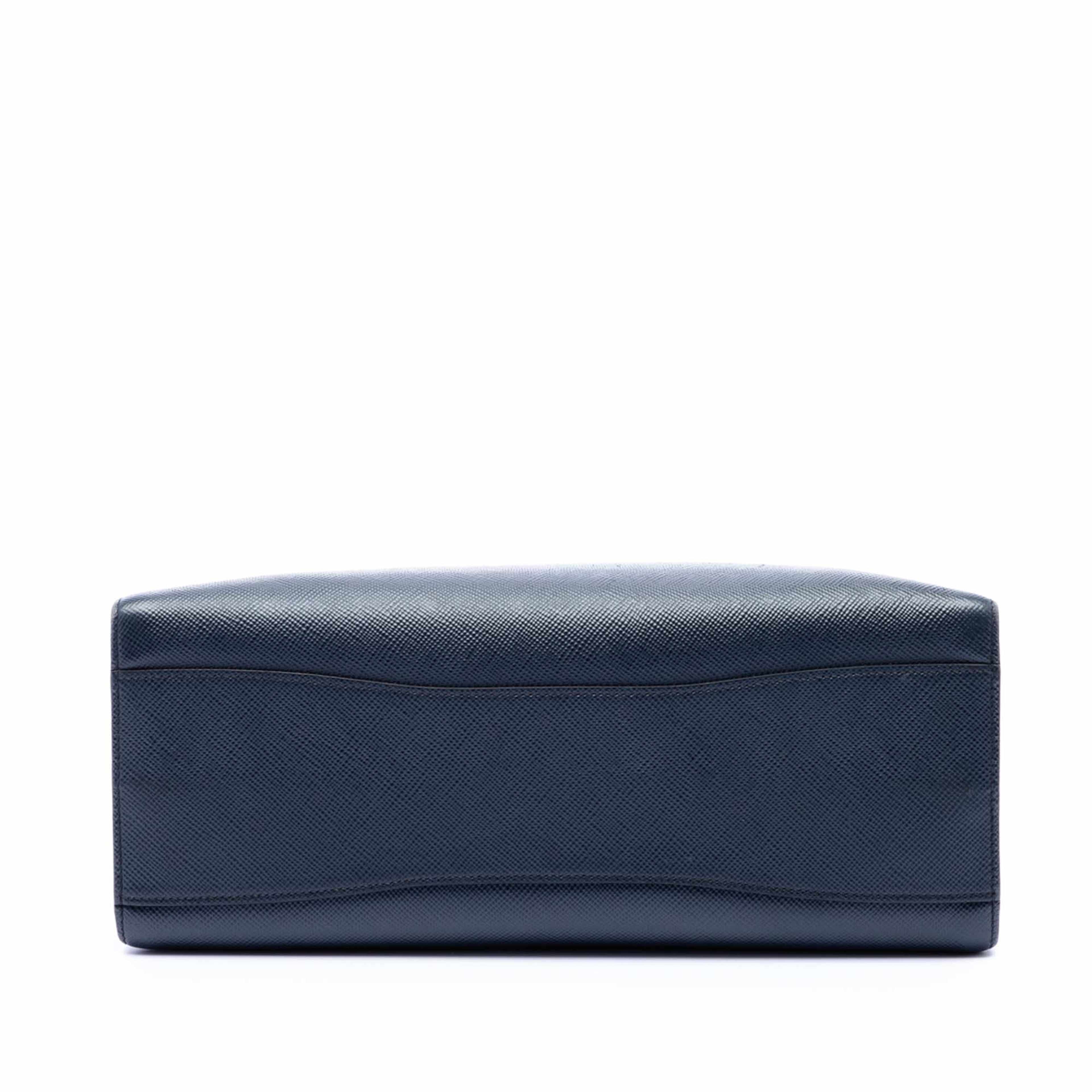 Prada Medium Saffiano Bibliotheque Satchel, från Luxclusif, i färgen navy. Klicka för att öppna bilden i stort format