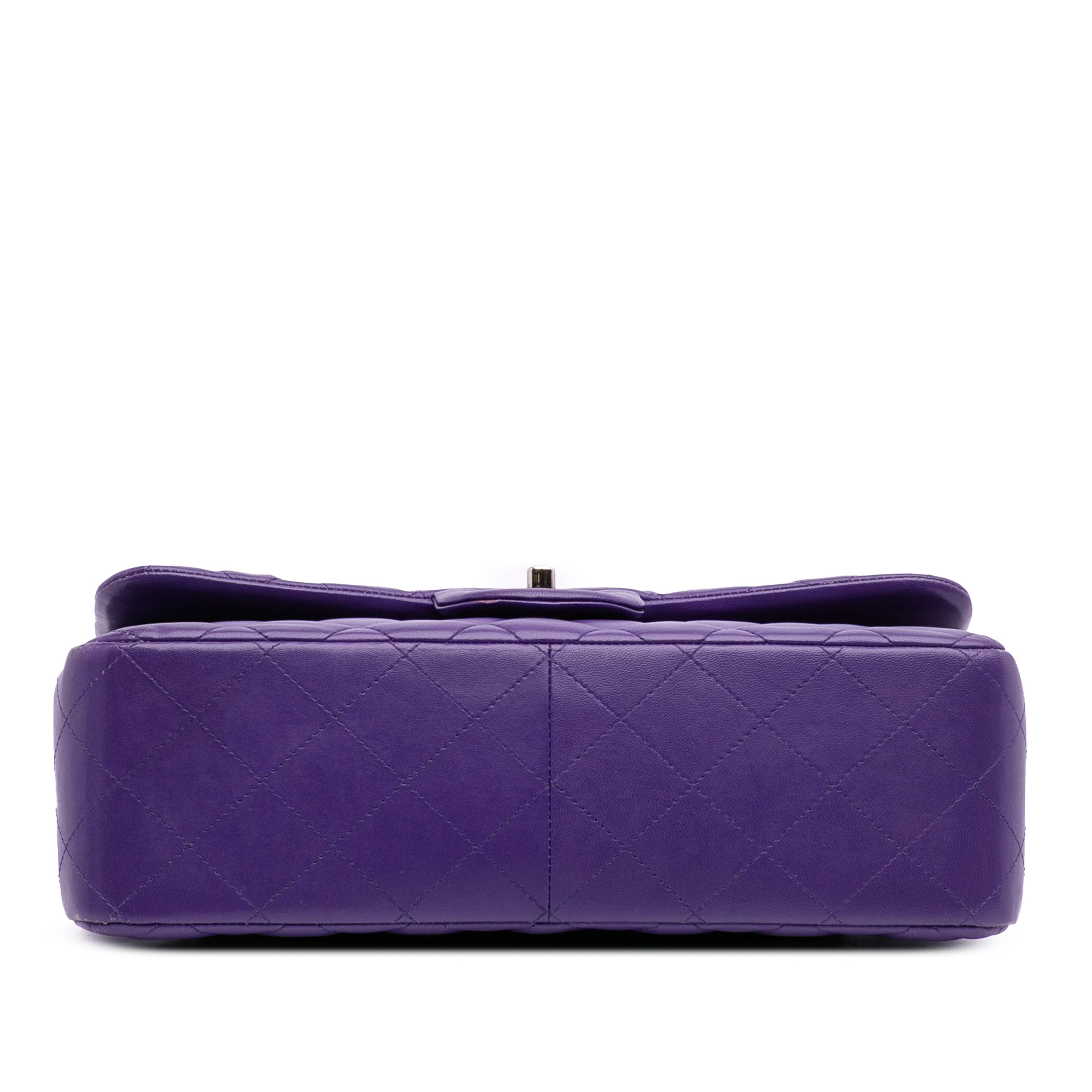 Chanel Jumbo Classic Lambskin Double Flap, från Luxclusif, i färgen purple. Klicka för att öppna bilden i stort format