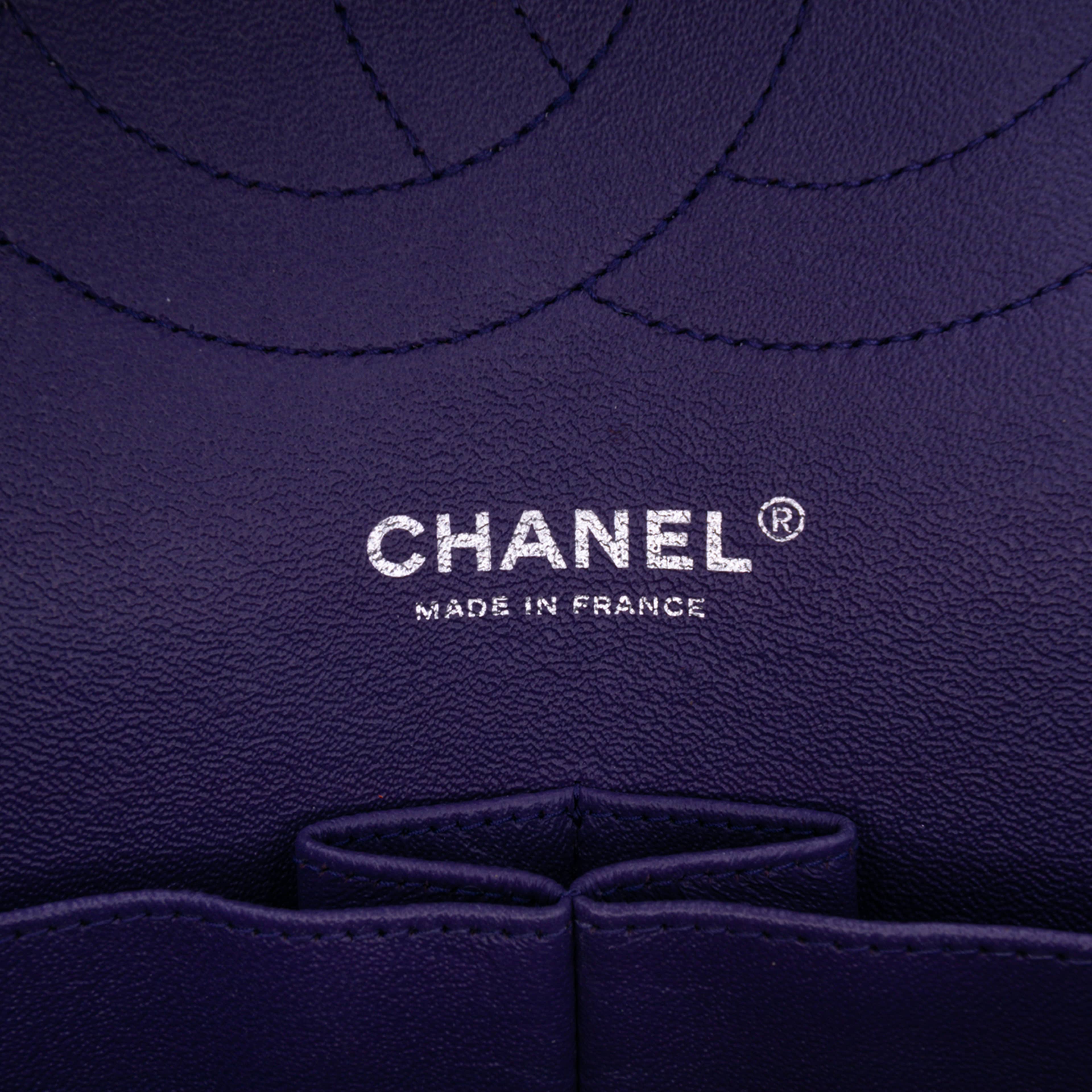 Chanel Jumbo Classic Lambskin Double Flap, från Luxclusif, i färgen purple. Klicka för att öppna bilden i stort format