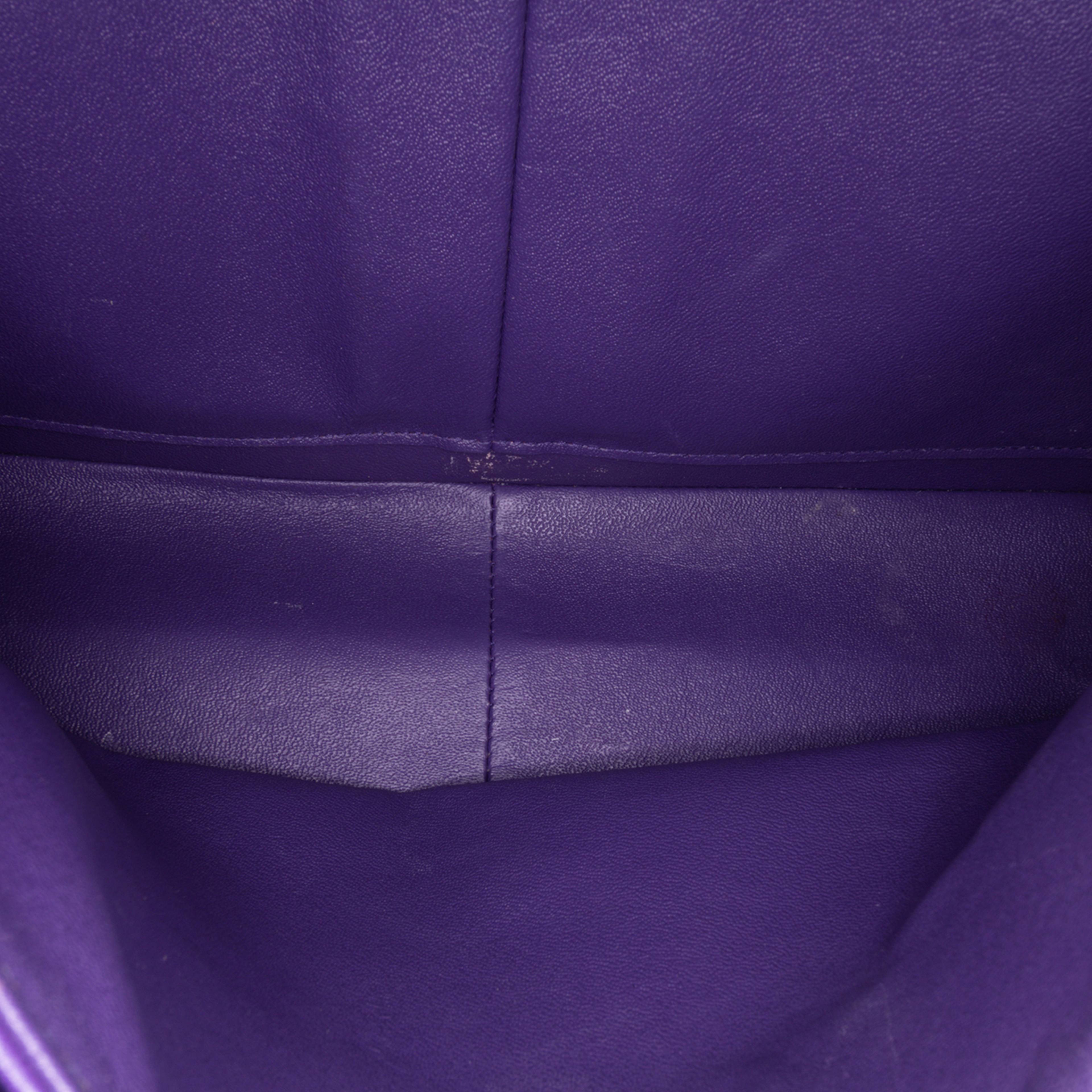 Chanel Jumbo Classic Lambskin Double Flap, från Luxclusif, i färgen purple. Klicka för att öppna bilden i stort format