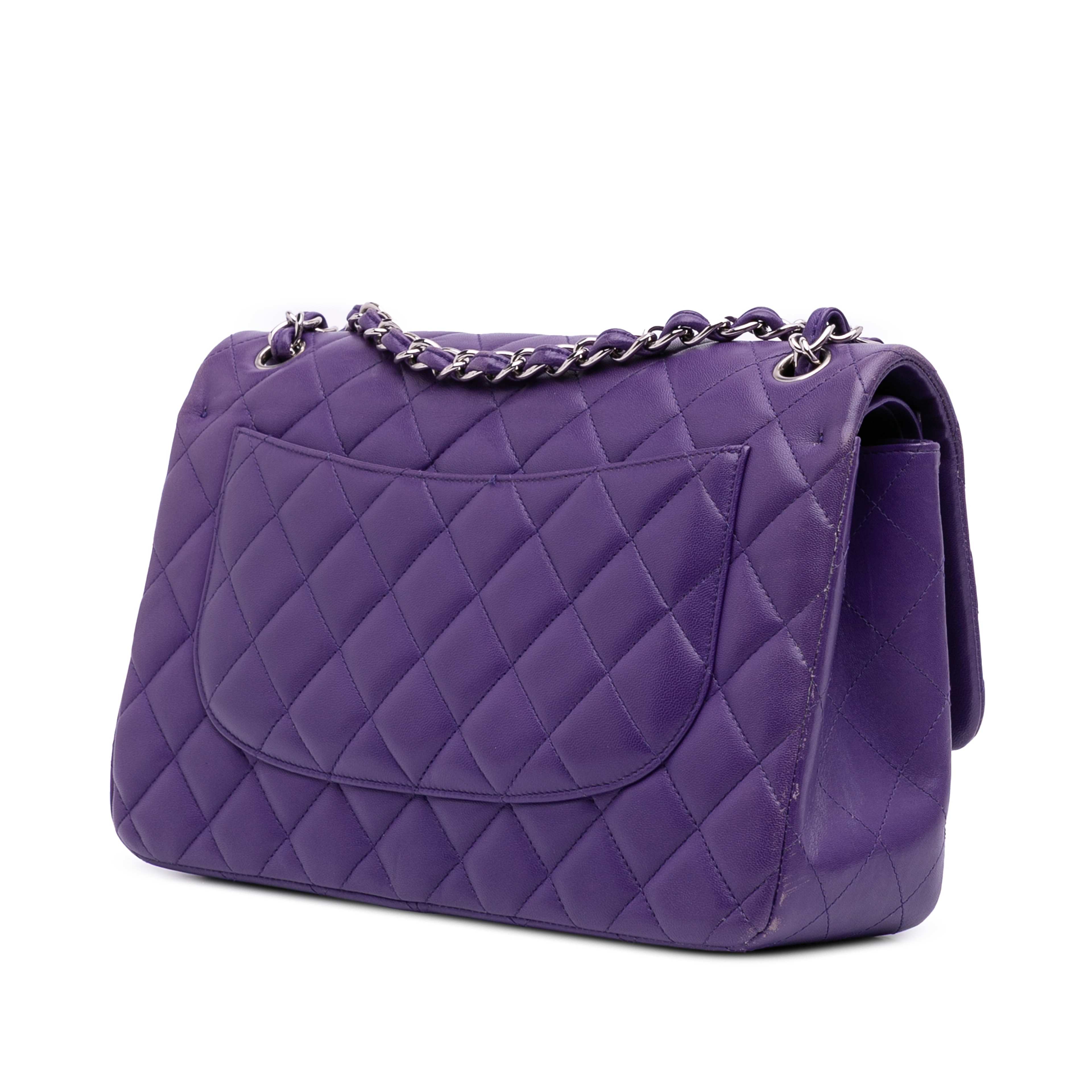 Chanel Jumbo Classic Lambskin Double Flap, från Luxclusif, i färgen purple. Klicka för att öppna bilden i stort format