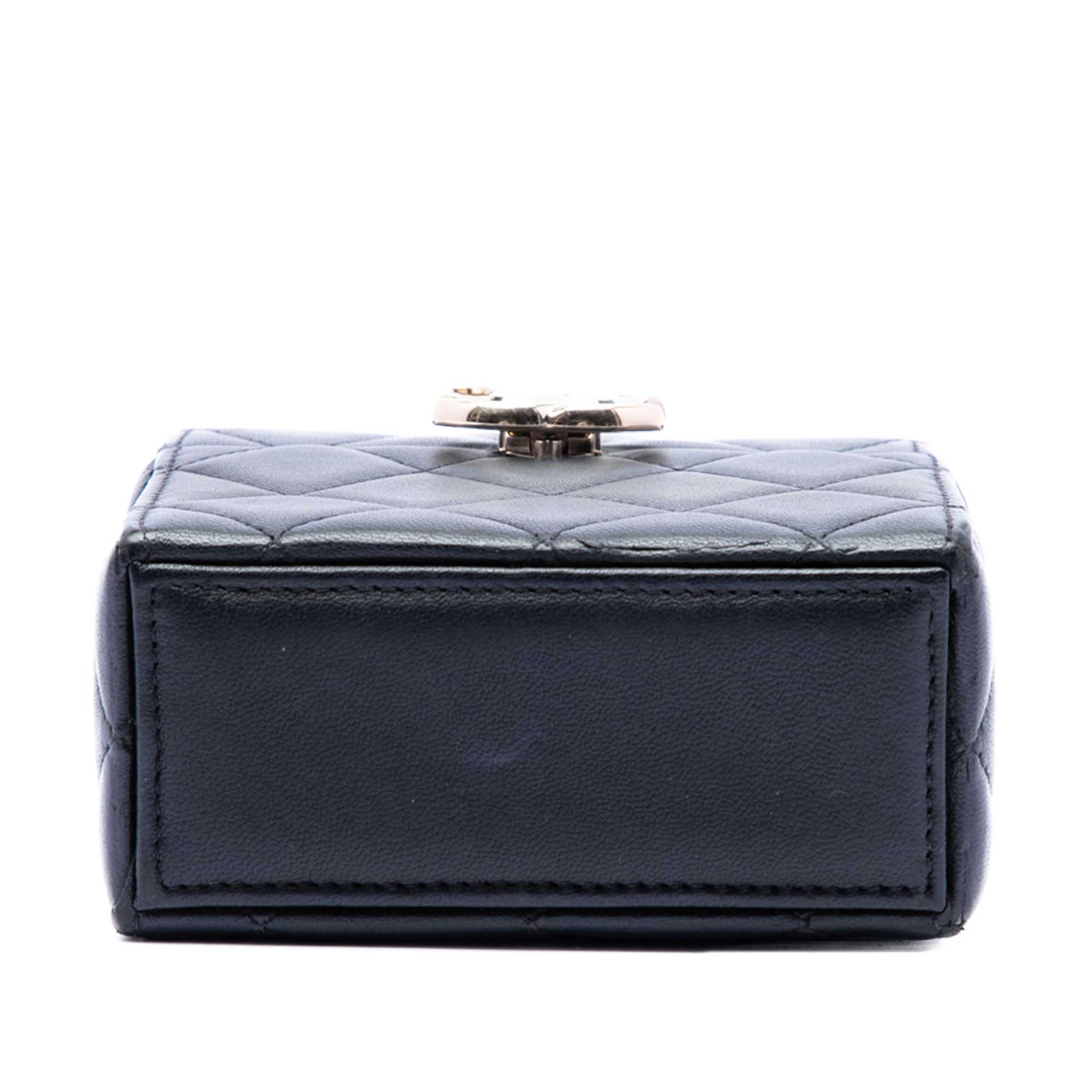 Chanel Small Quilted Lambskin Box With Chain, från Luxclusif, i färgen black. Klicka för att öppna bilden i stort format