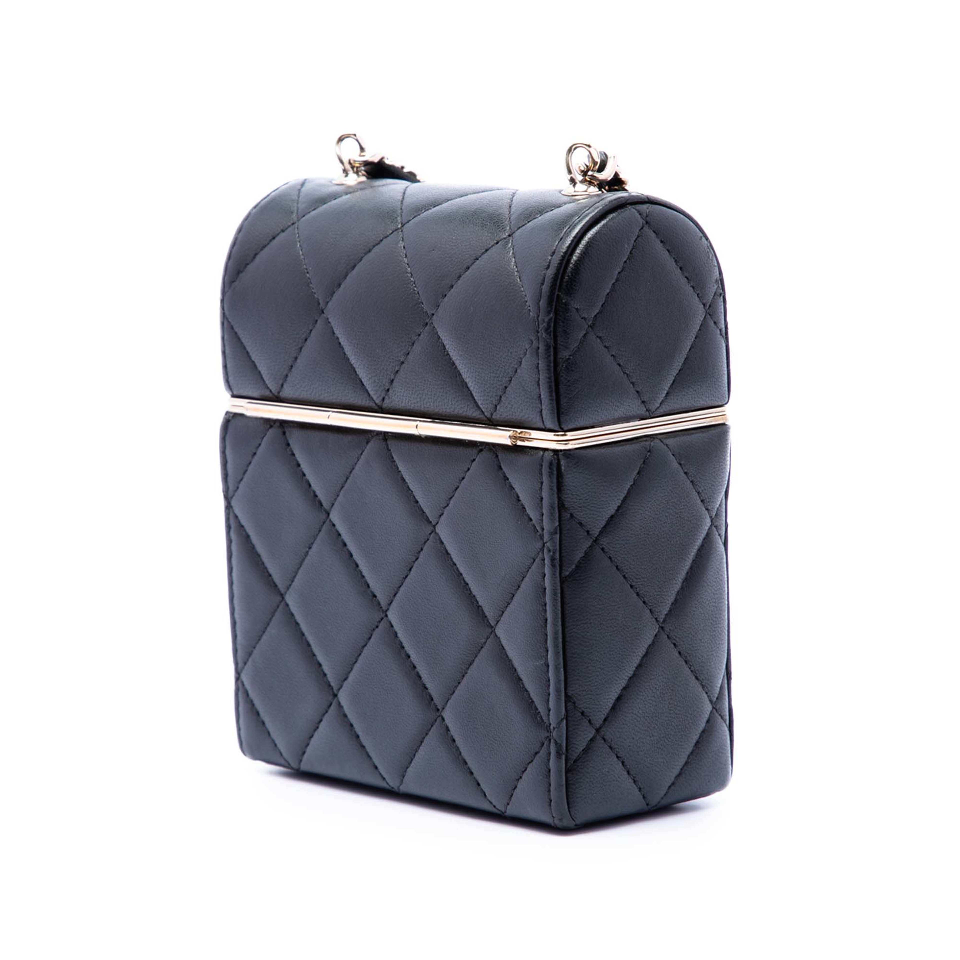 Chanel Small Quilted Lambskin Box With Chain, från Luxclusif, i färgen svart. Klicka för att öppna bilden i stort format