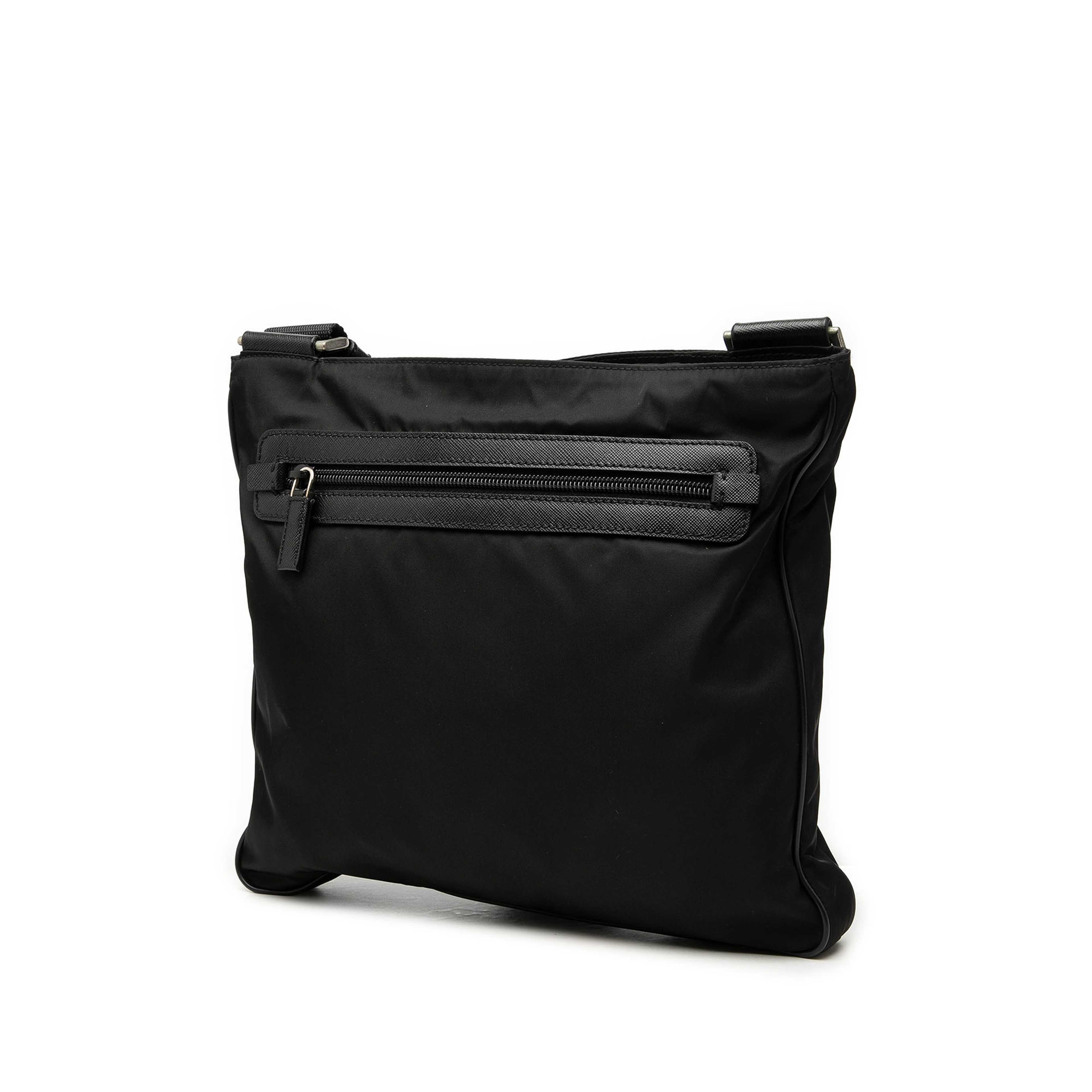 Prada Saffiano Trimmed Tessuto Zip Top Crossbody, från Luxclusif, i färgen svart. Klicka för att öppna bilden i stort format