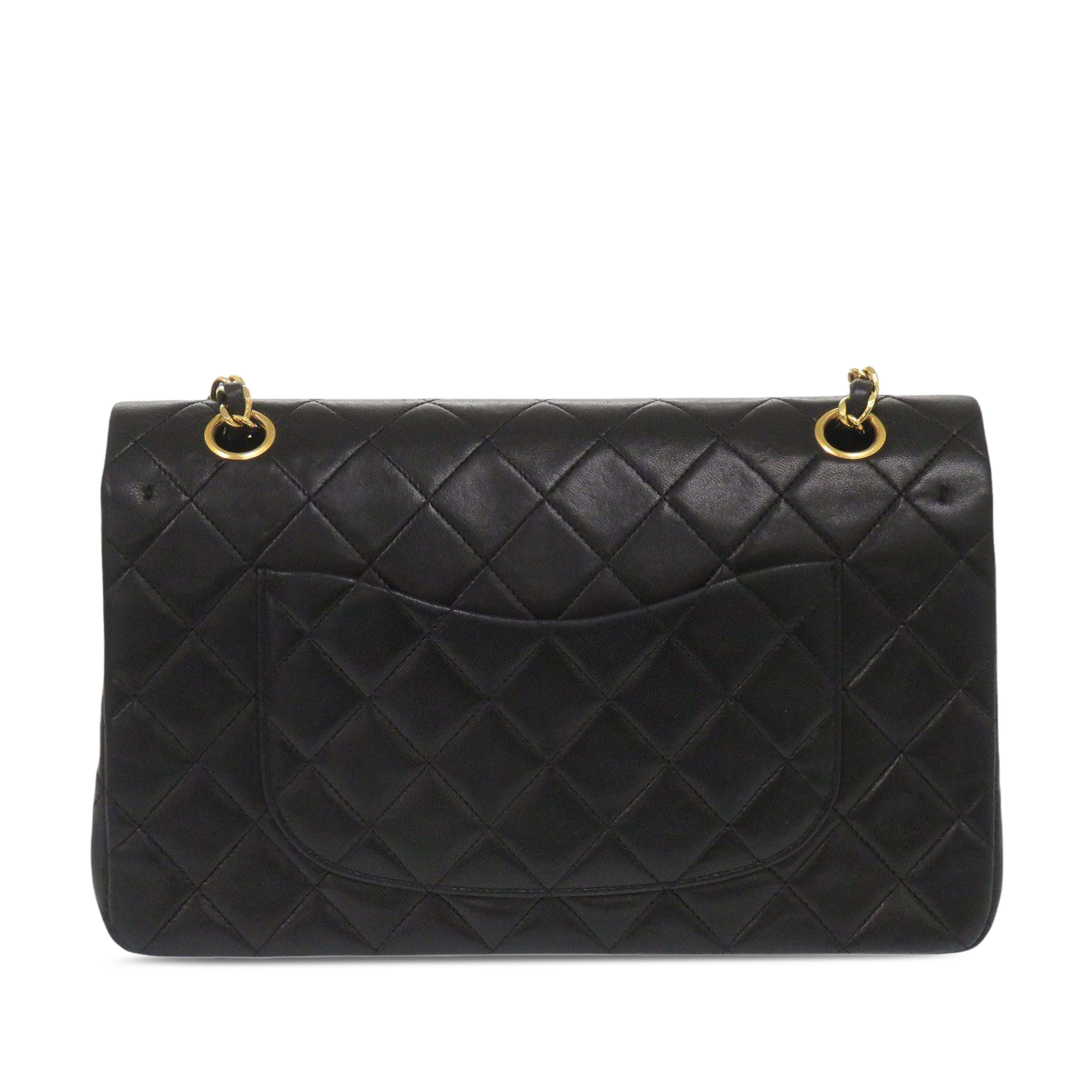 Chanel Medium Classic Lambskin Double Flap, från Luxclusif, i färgen black. Klicka för att öppna bilden i stort format