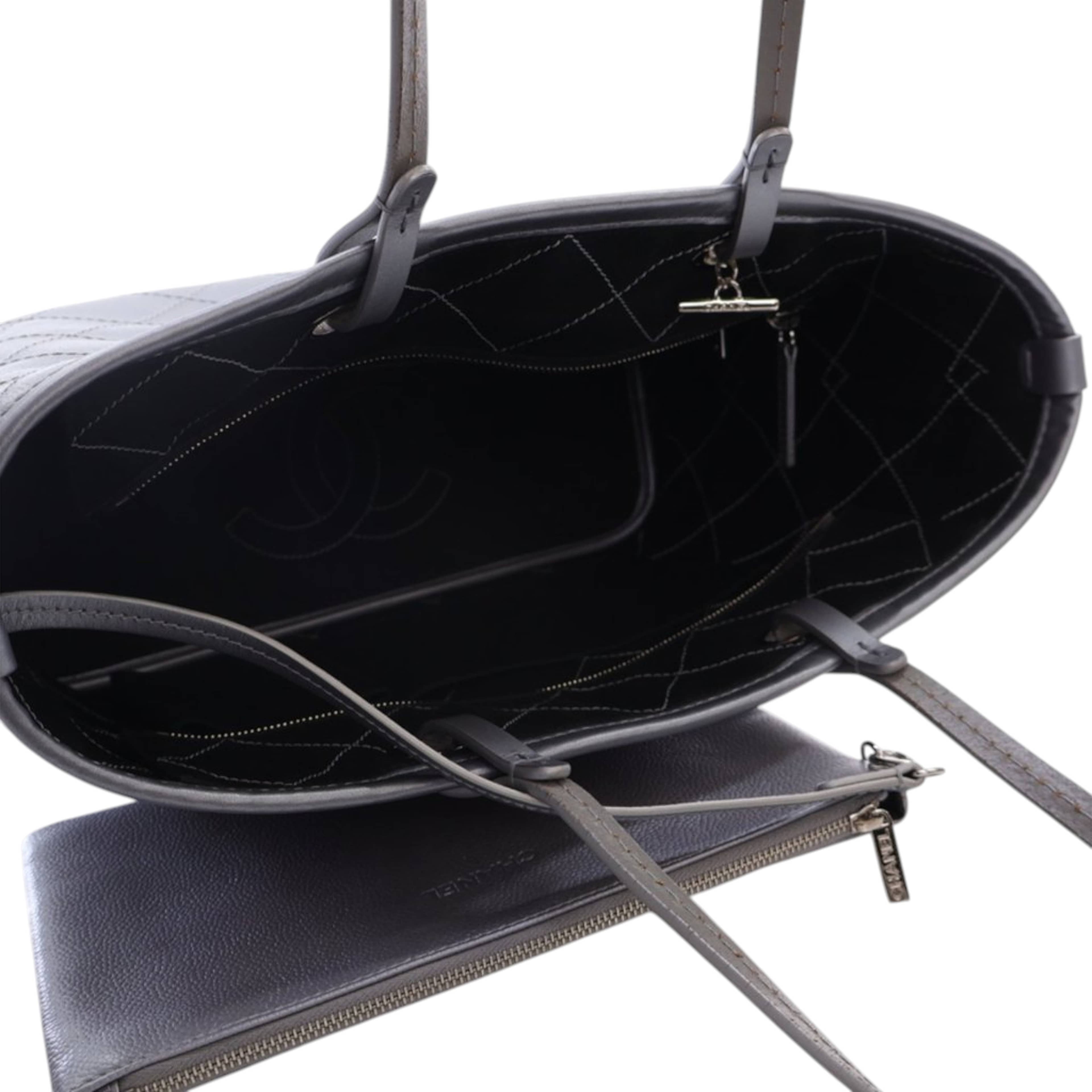 Chanel Large Quilted Metallic Caviar Shopping Fever Tote, från Luxclusif, i färgen silver. Klicka för att öppna bilden i stort format