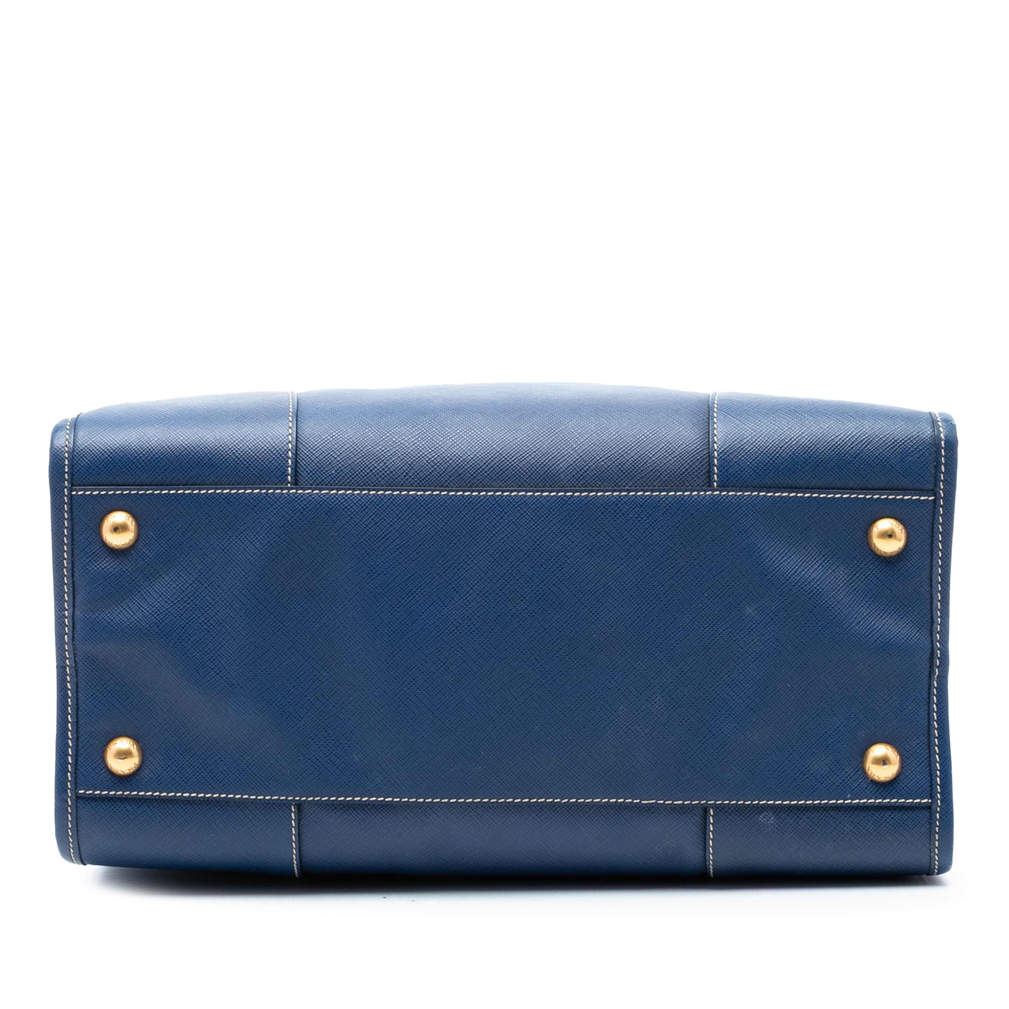 Prada Saffiano Lux Shopping Tote, från Luxclusif, i färgen blue. Klicka för att öppna bilden i stort format