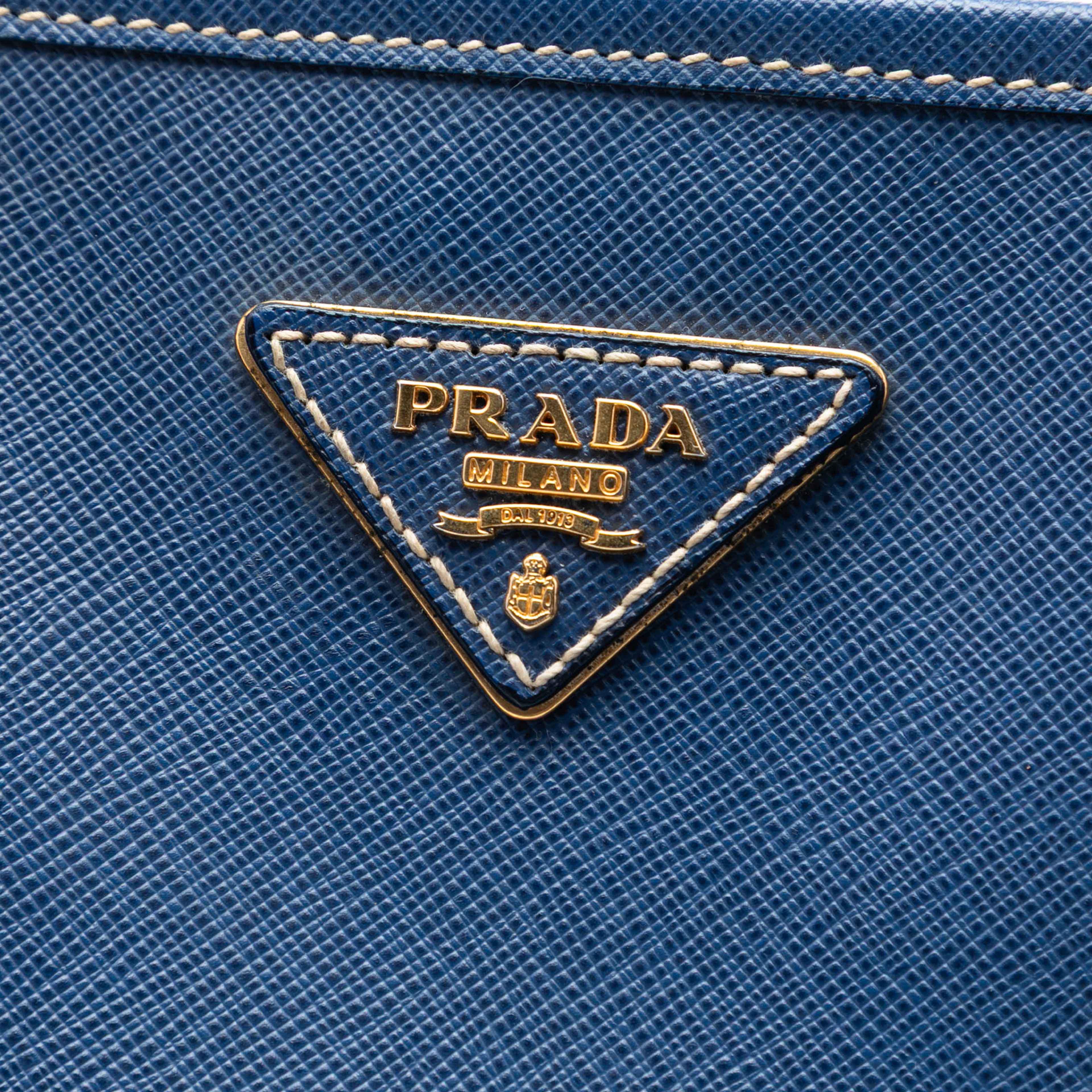 Prada Saffiano Lux Shopping Tote, från Luxclusif, i färgen blue. Klicka för att öppna bilden i stort format