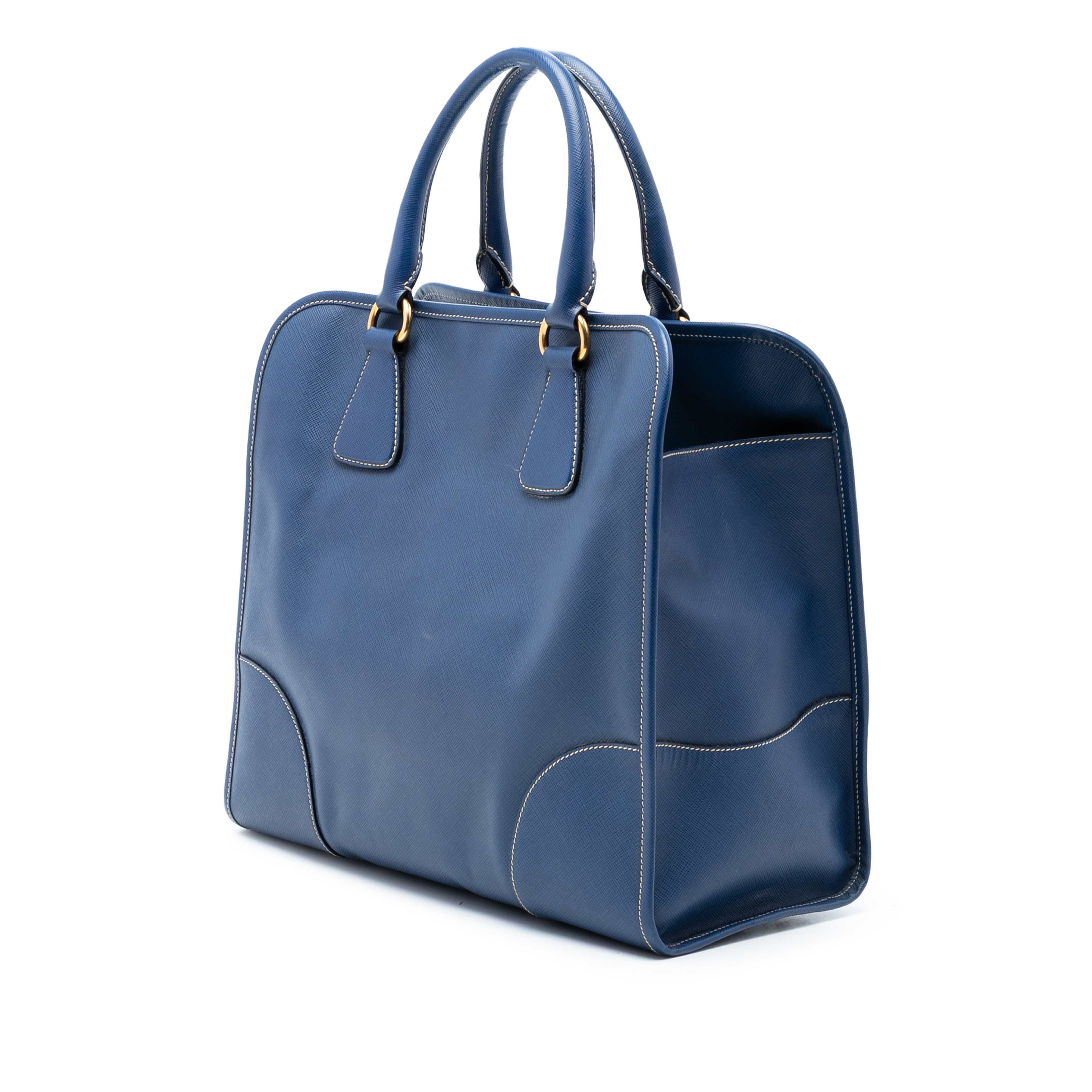 Prada Saffiano Lux Shopping Tote, från Luxclusif, i färgen blue. Klicka för att öppna bilden i stort format