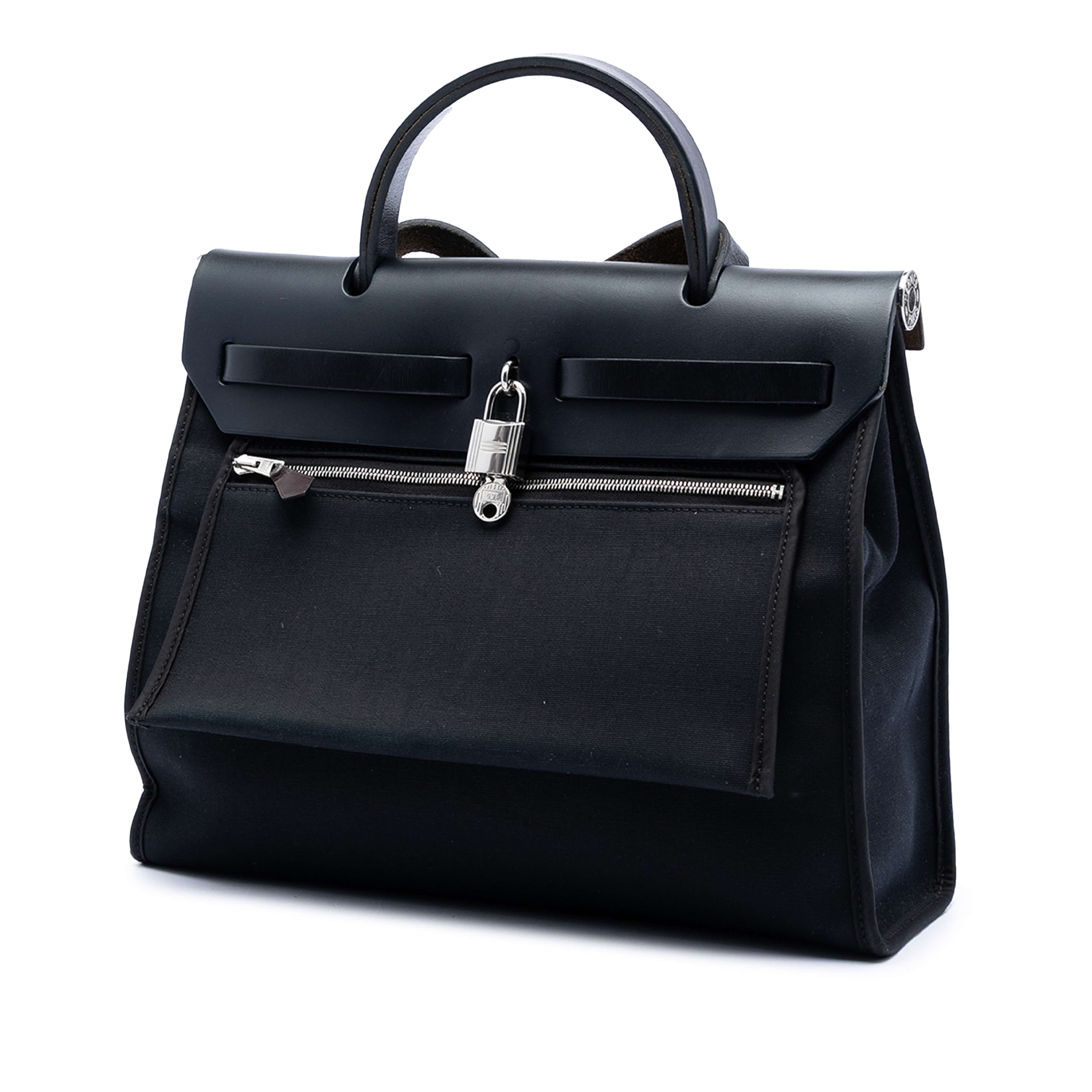 Hermès Toile H Berline Herbag Zip 31, från Luxclusif, i färgen black. Klicka för att öppna bilden i stort format