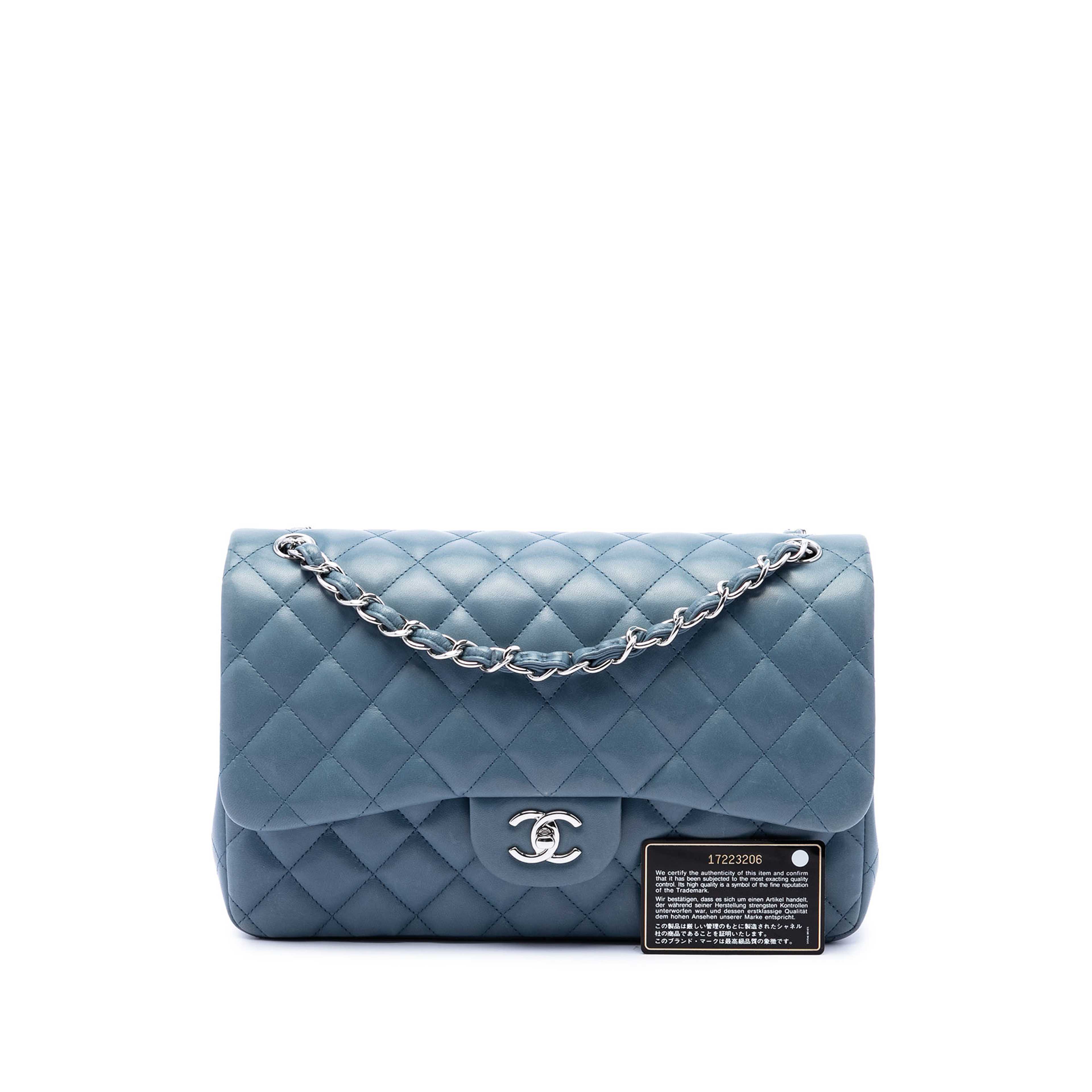 Chanel Jumbo Classic Lambskin Double Flap, från Luxclusif, i färgen blå. Klicka för att öppna bilden i stort format