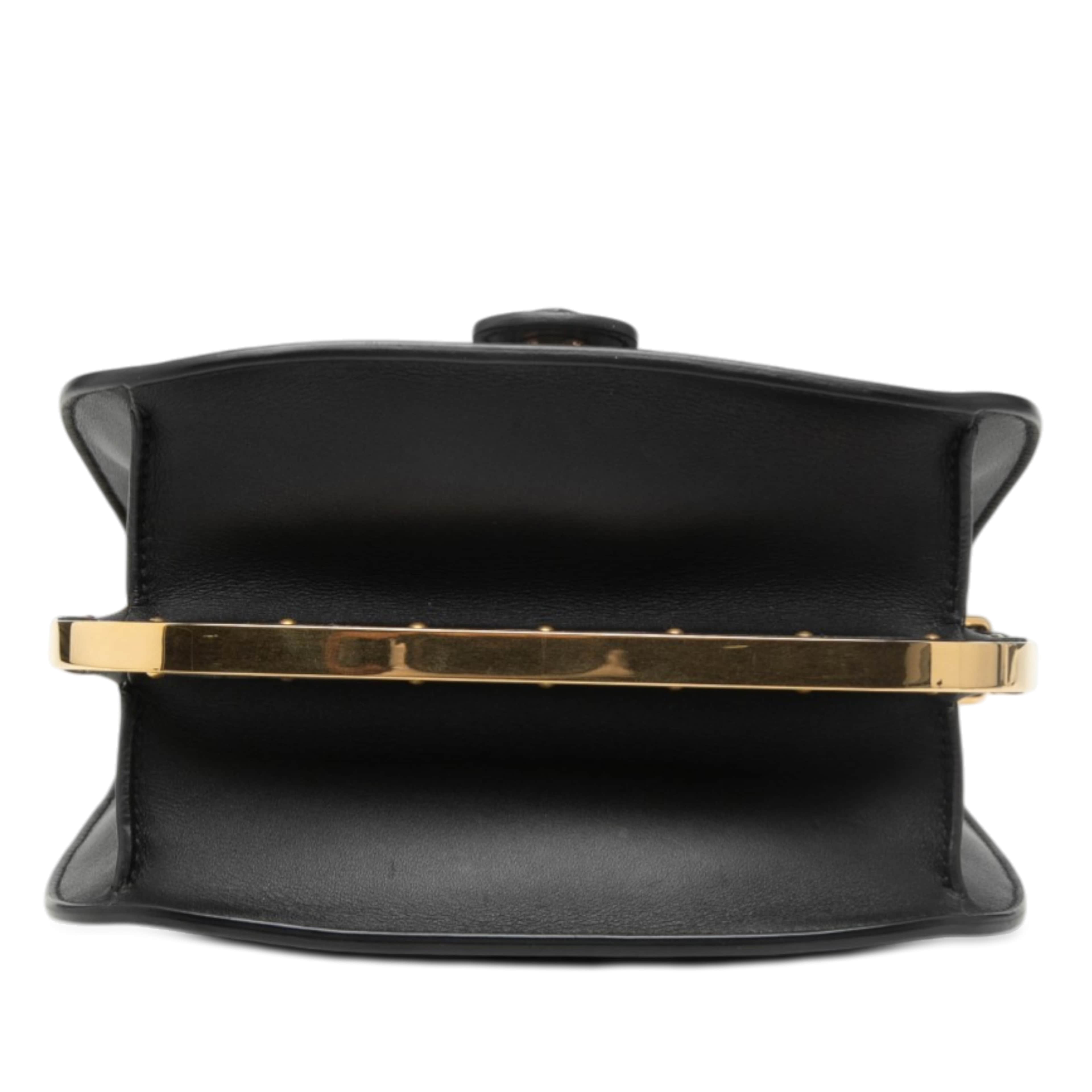 Dior Medium Calfskin Bobby Frame Flap, från Luxclusif, i färgen black. Klicka för att öppna bilden i stort format