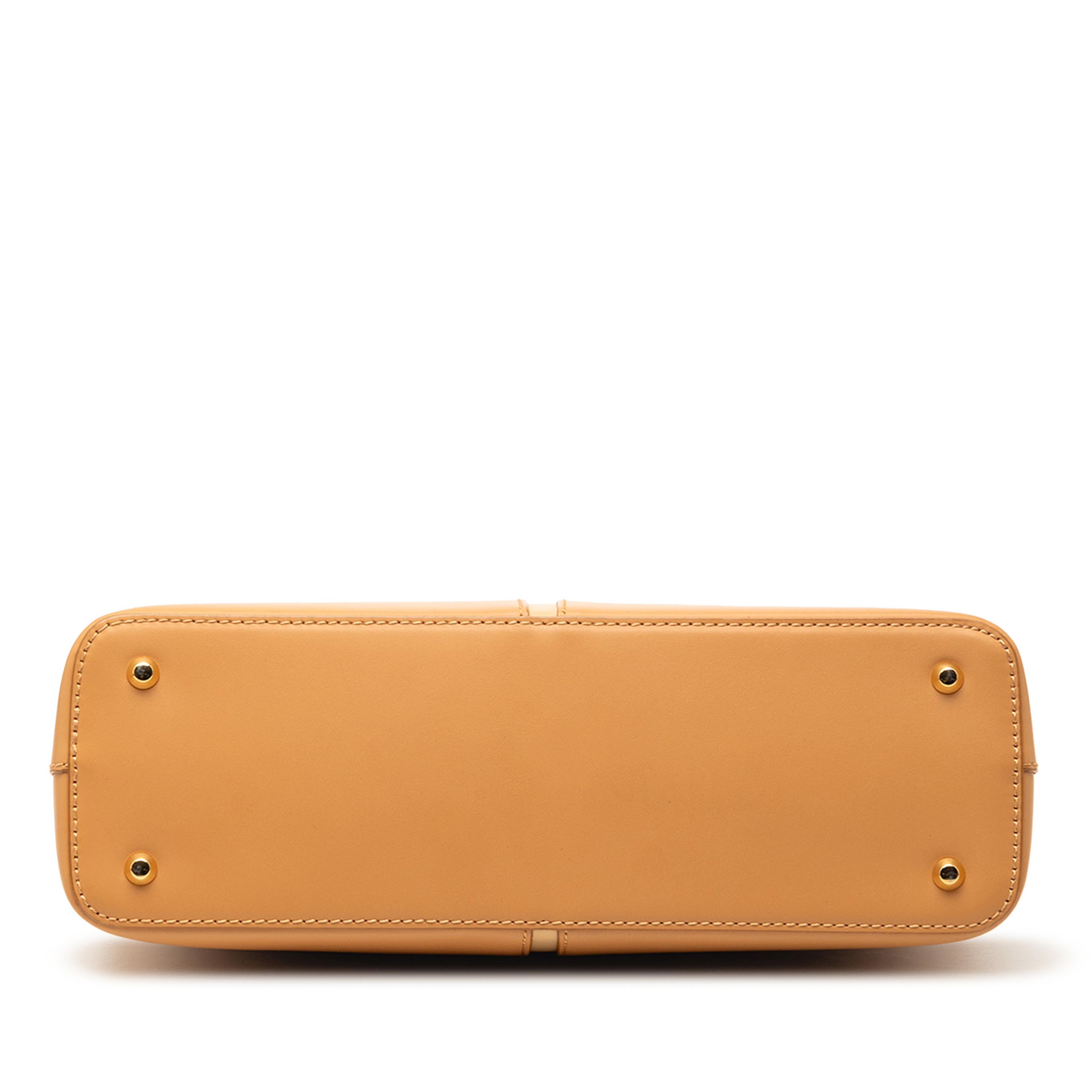 Burberry Leather Shoulder Bag, från Luxclusif, i färgen brun. Klicka för att öppna bilden i stort format