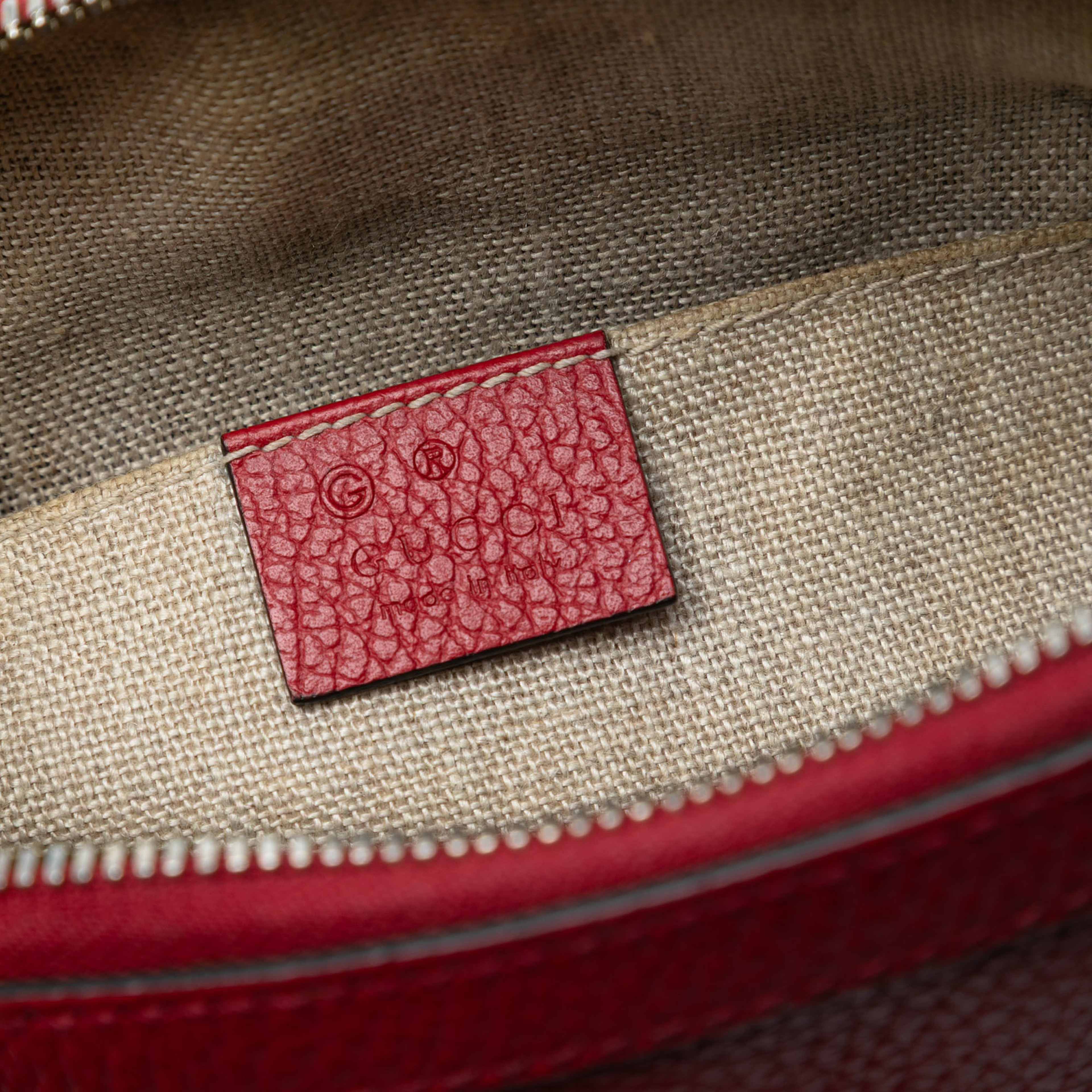 Gucci Mini Leather Gg Charm Dome Satchel, från Luxclusif, i färgen red. Klicka för att öppna bilden i stort format