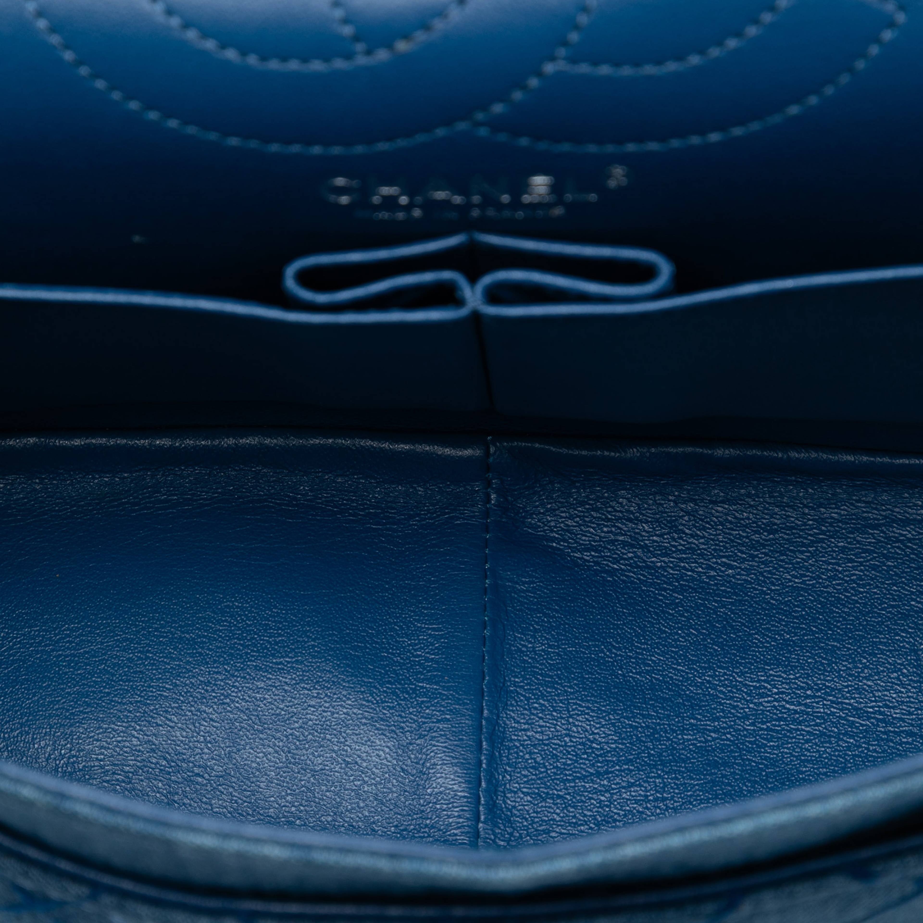 Chanel Reissue 2.55 Quilted Denim Double Flap 226, från Luxclusif, i färgen denim. Klicka för att öppna bilden i stort format