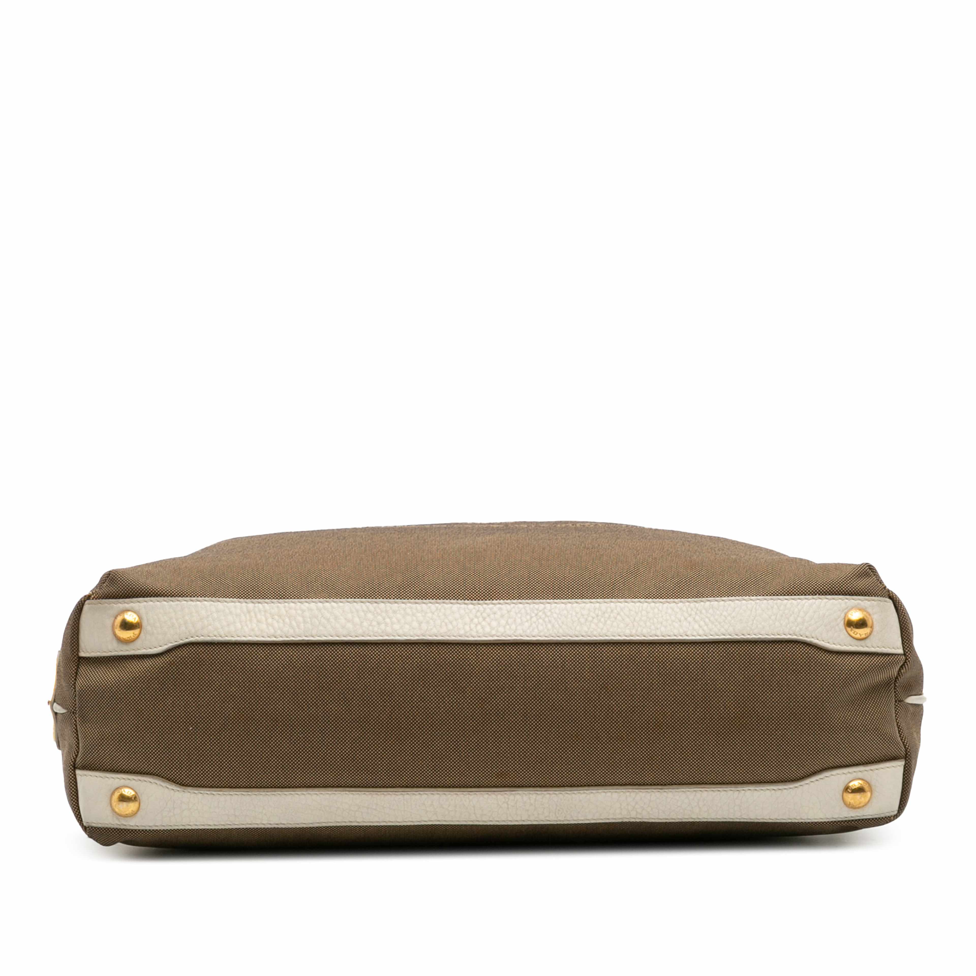 Prada Canvas Canapa Logo Shoulder Bag, från Luxclusif, i färgen vit. Klicka för att öppna bilden i stort format