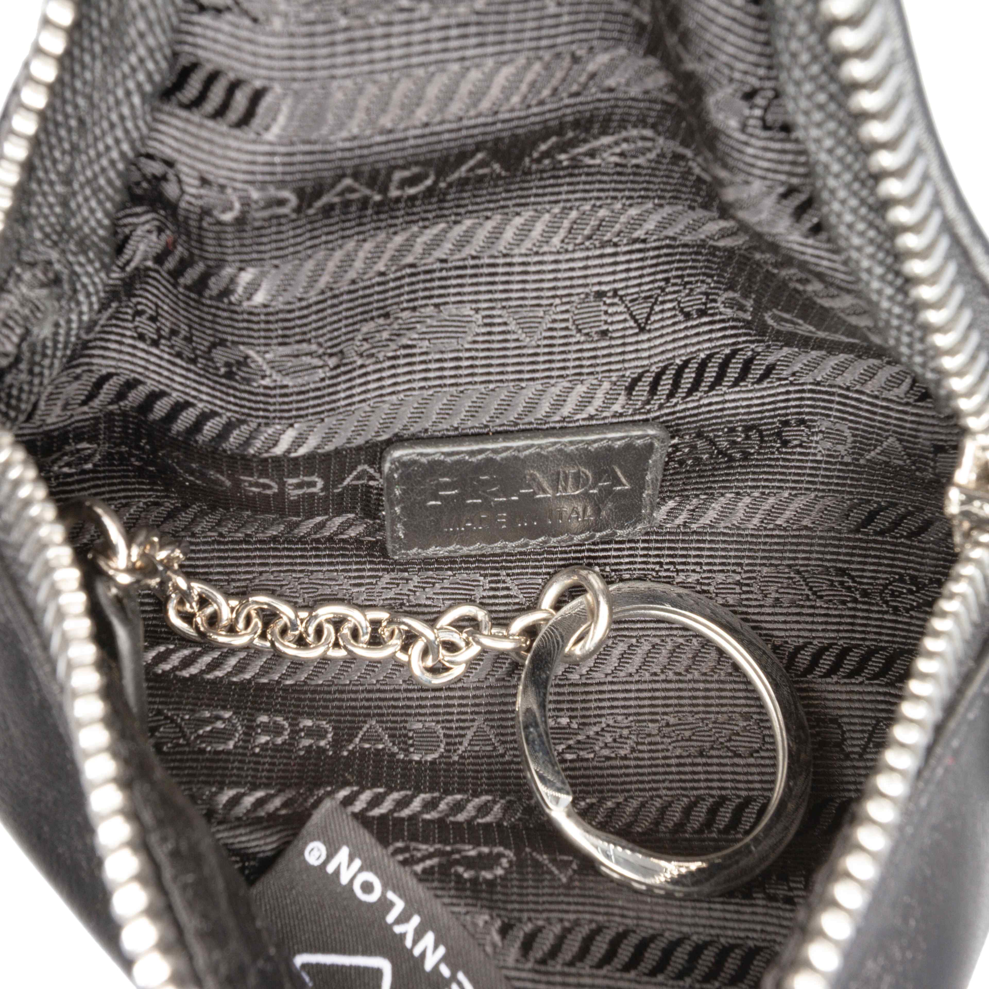 Prada Mini Soft Nappa Triangle Pouch, från Luxclusif, i färgen black. Klicka för att öppna bilden i stort format