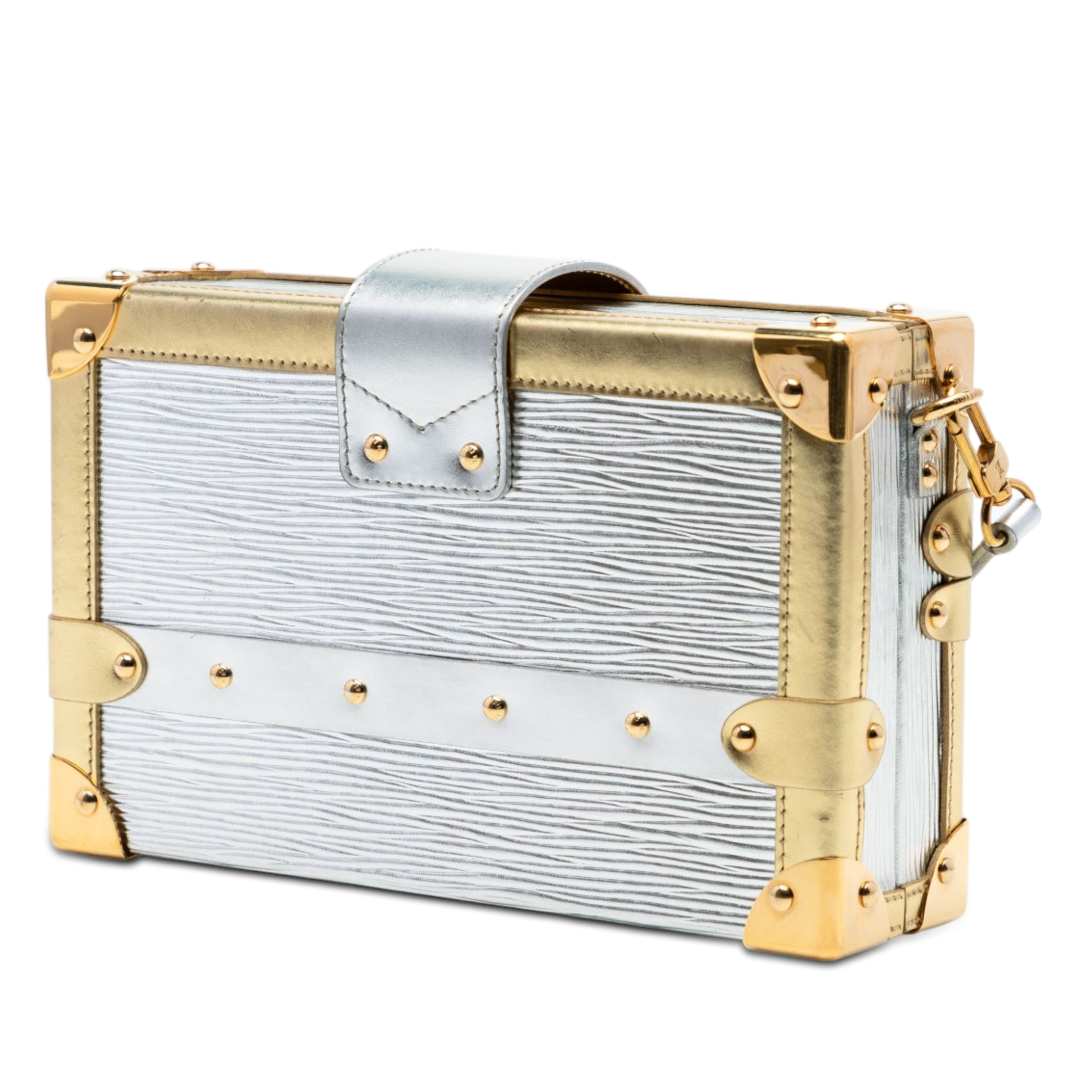 Louis Vuitton Epi Petite Malle, från Luxclusif, i färgen silver. Klicka för att öppna bilden i stort format