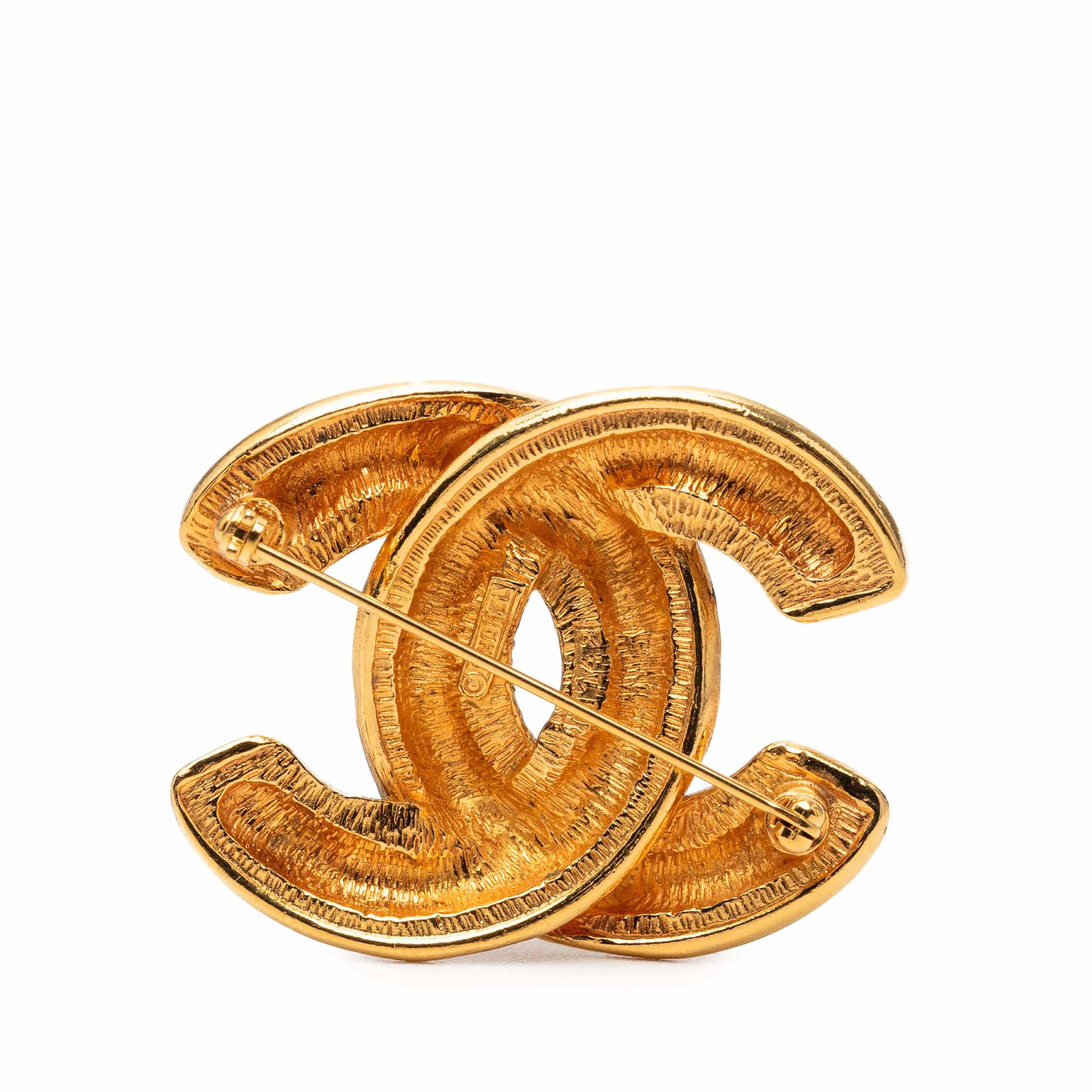 Chanel Cc Quilted Gold Plated Brooch, från Luxclusif, i färgen guld. Klicka för att öppna bilden i stort format
