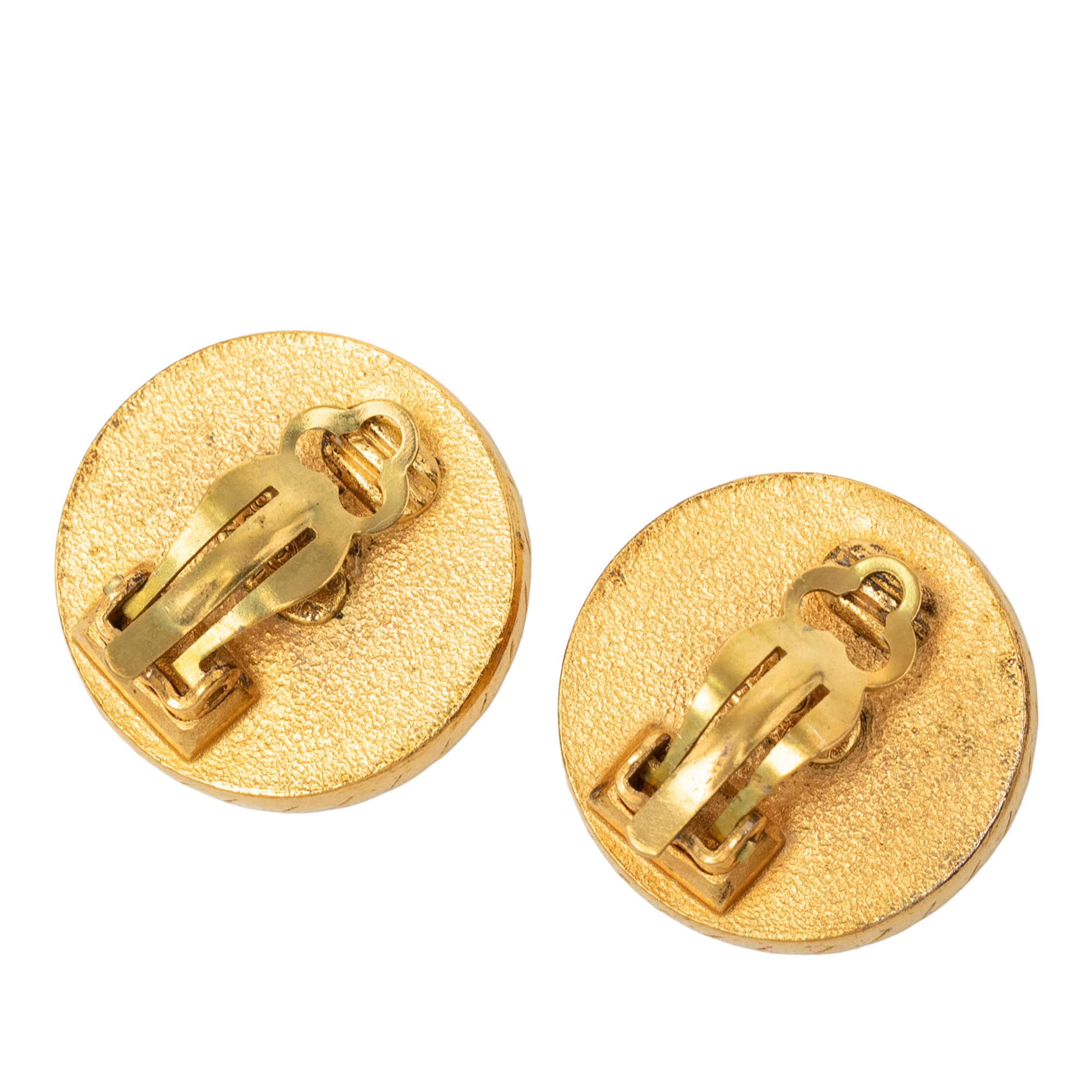 Chanel Cc Gold Plated Enamel Round Clip On Earrings, från Luxclusif, i färgen guld. Klicka för att öppna bilden i stort format