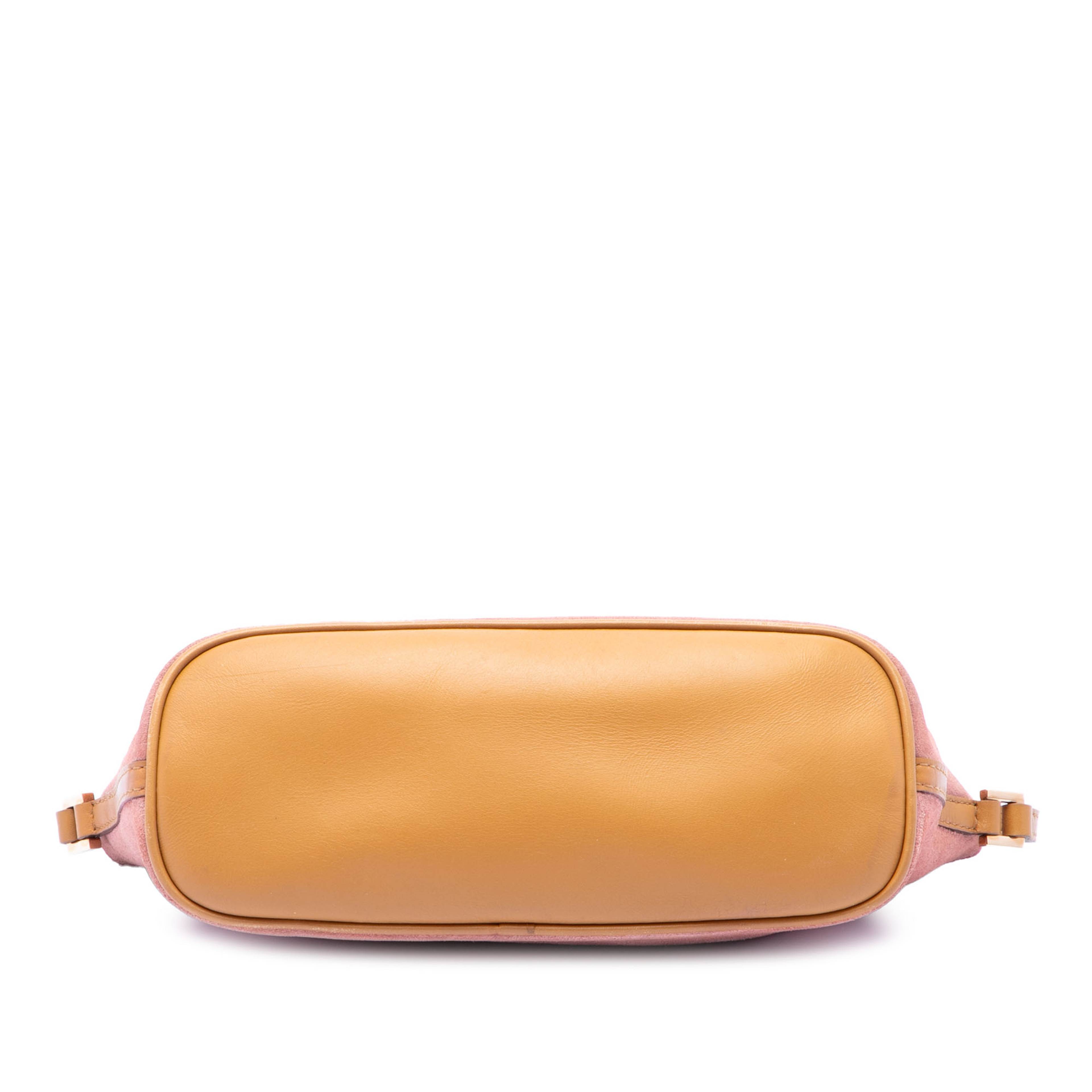 Gucci Suede Boat, från Luxclusif, i färgen pink. Klicka för att öppna bilden i stort format