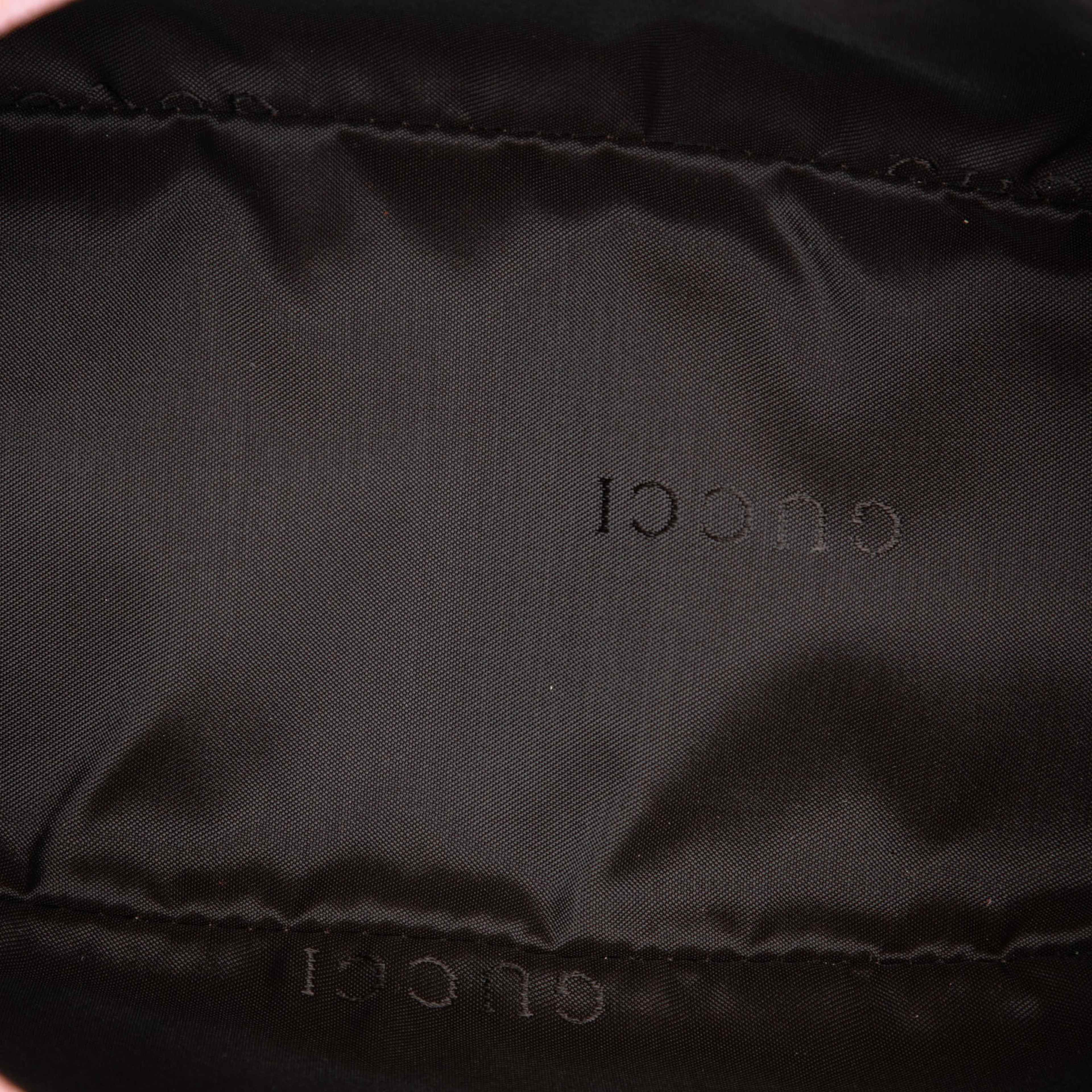Gucci Suede Boat, från Luxclusif, i färgen pink. Klicka för att öppna bilden i stort format