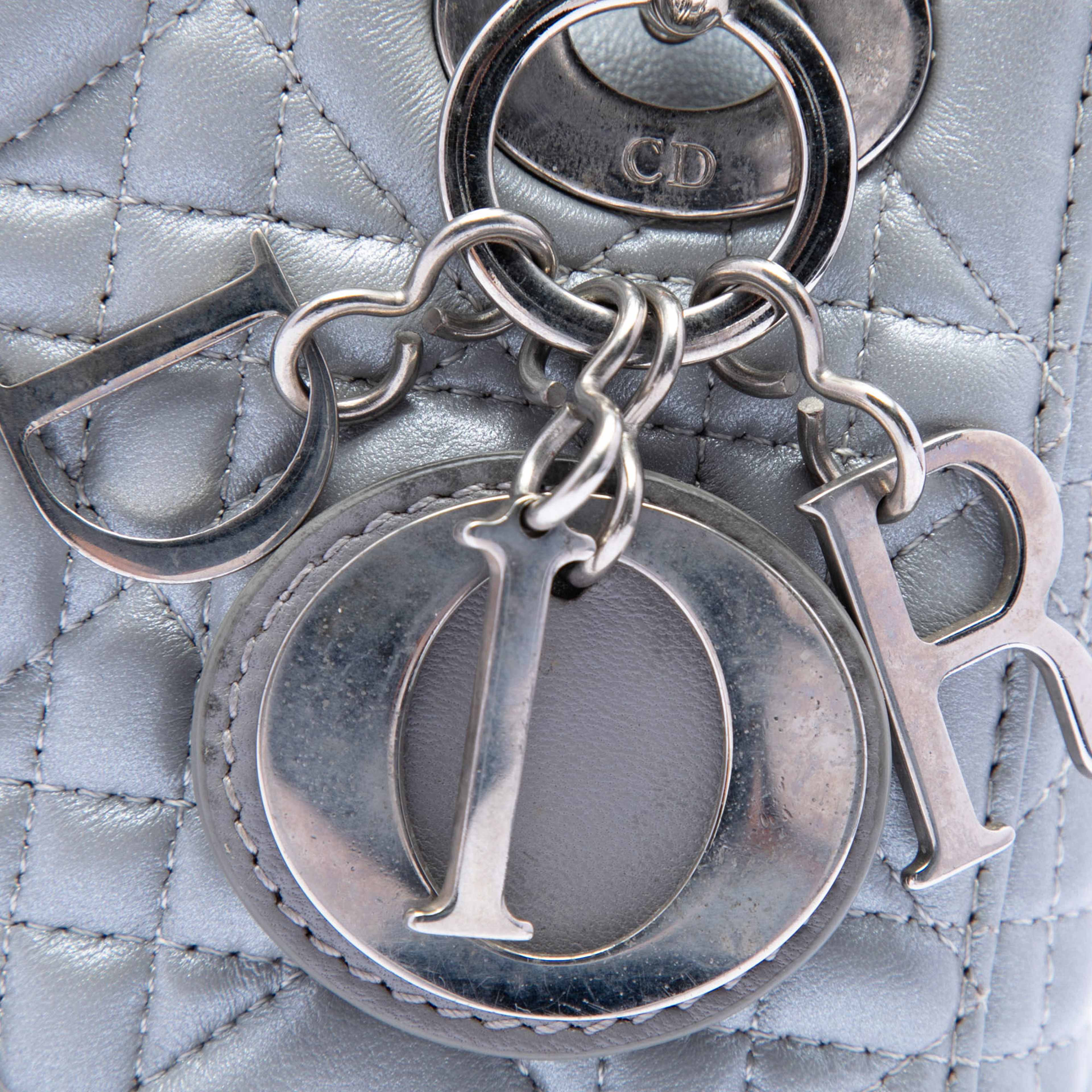 Dior Mini Iridescent Lambskin Cannage Lady Dior, från Luxclusif, i färgen silver. Klicka för att öppna bilden i stort format