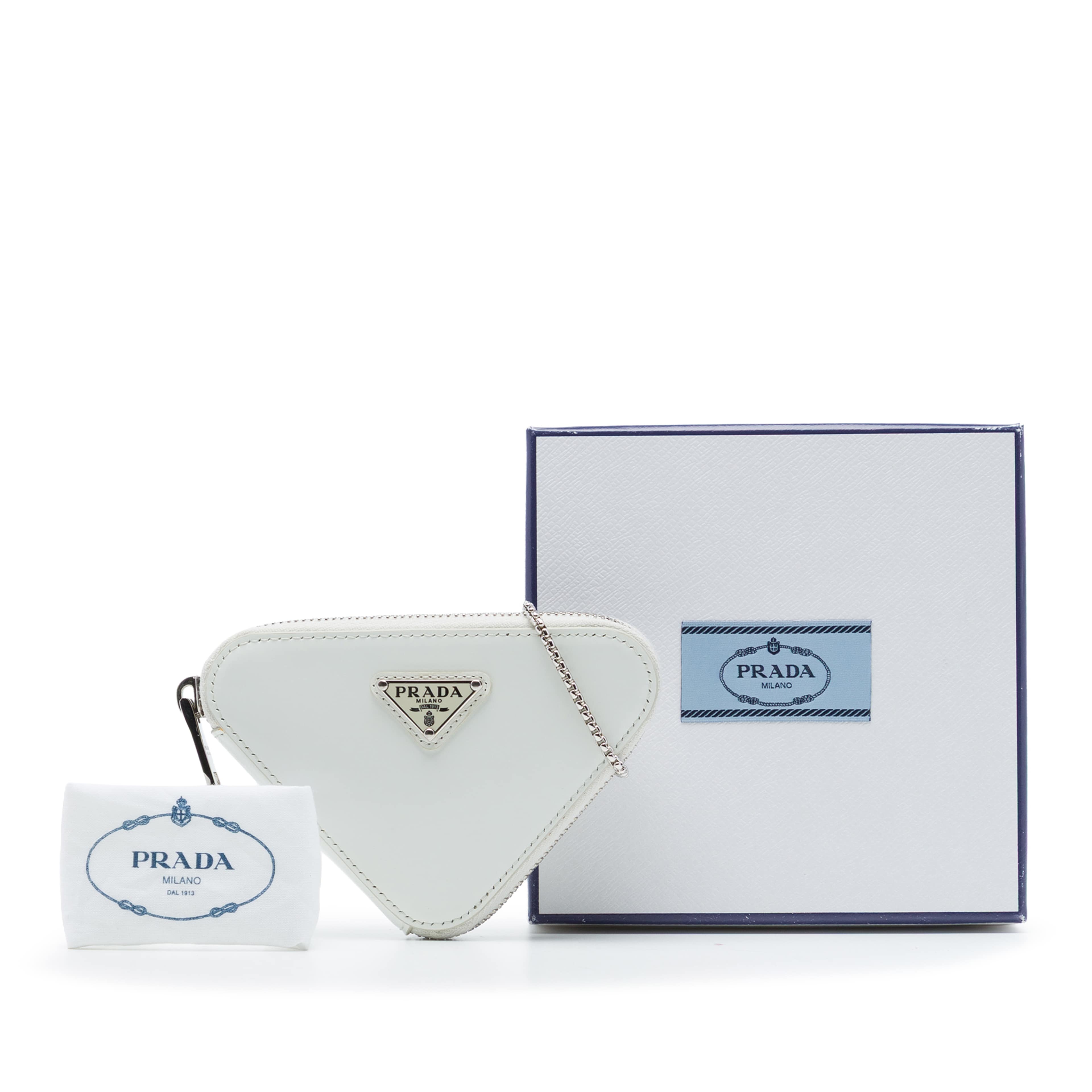 Prada Mini Brushed Leather Triangle Chain Pouch, från Luxclusif, i färgen vit. Klicka för att öppna bilden i stort format