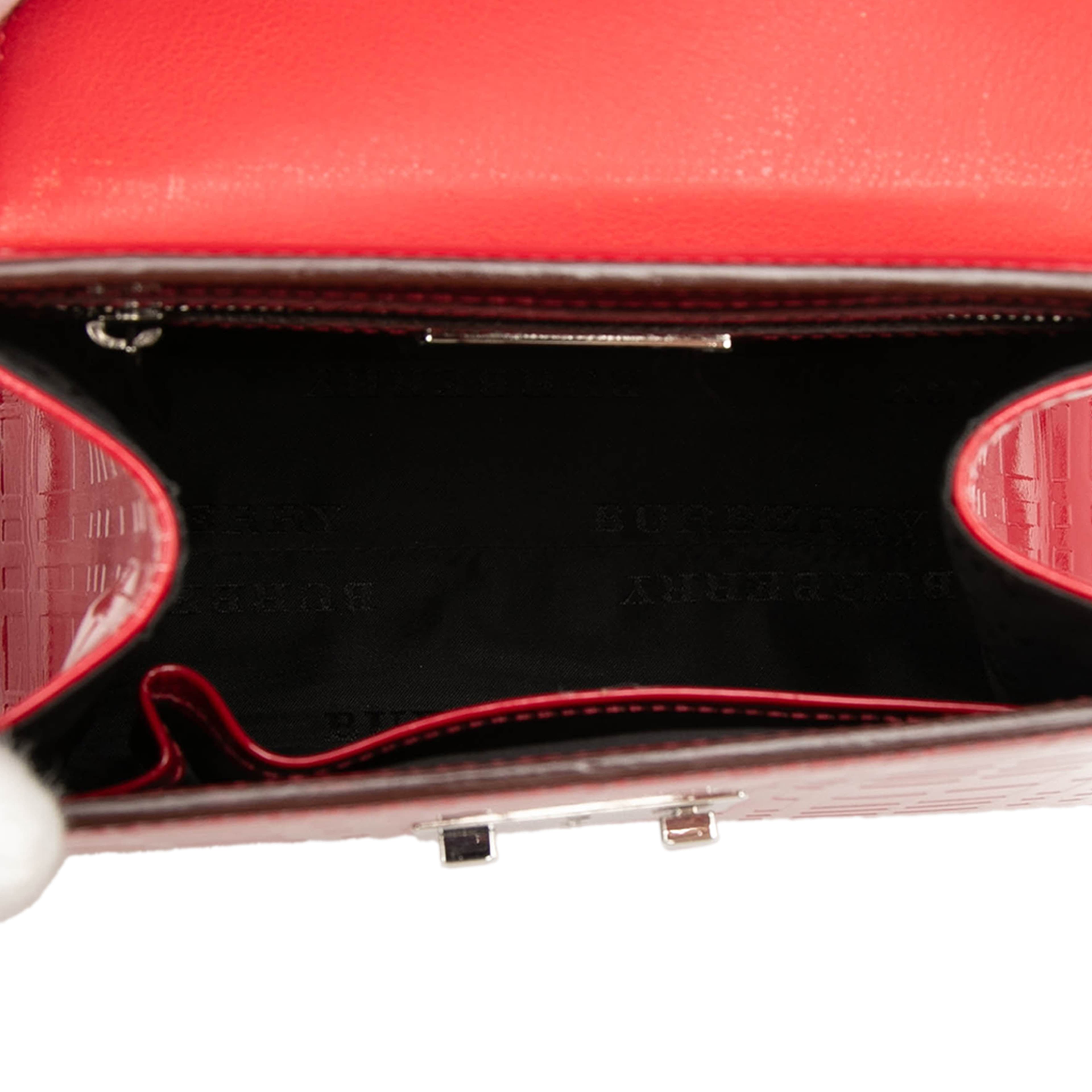 Burberry Embossed Patent Leather Top Handle, från Luxclusif, i färgen red. Klicka för att öppna bilden i stort format