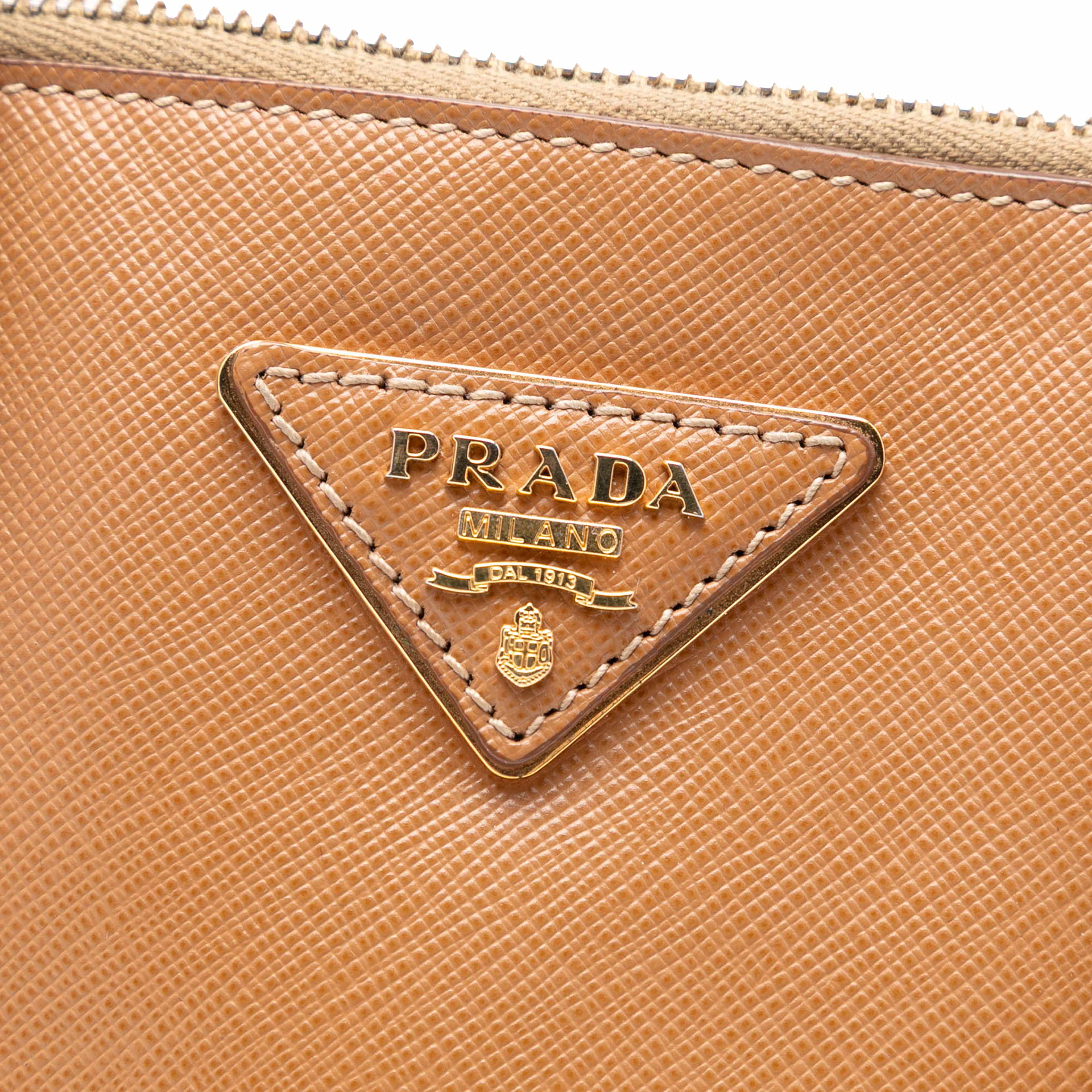 Prada Medium Saffiano Lux Promenade Satchel, från Luxclusif, i färgen caramel. Klicka för att öppna bilden i stort format
