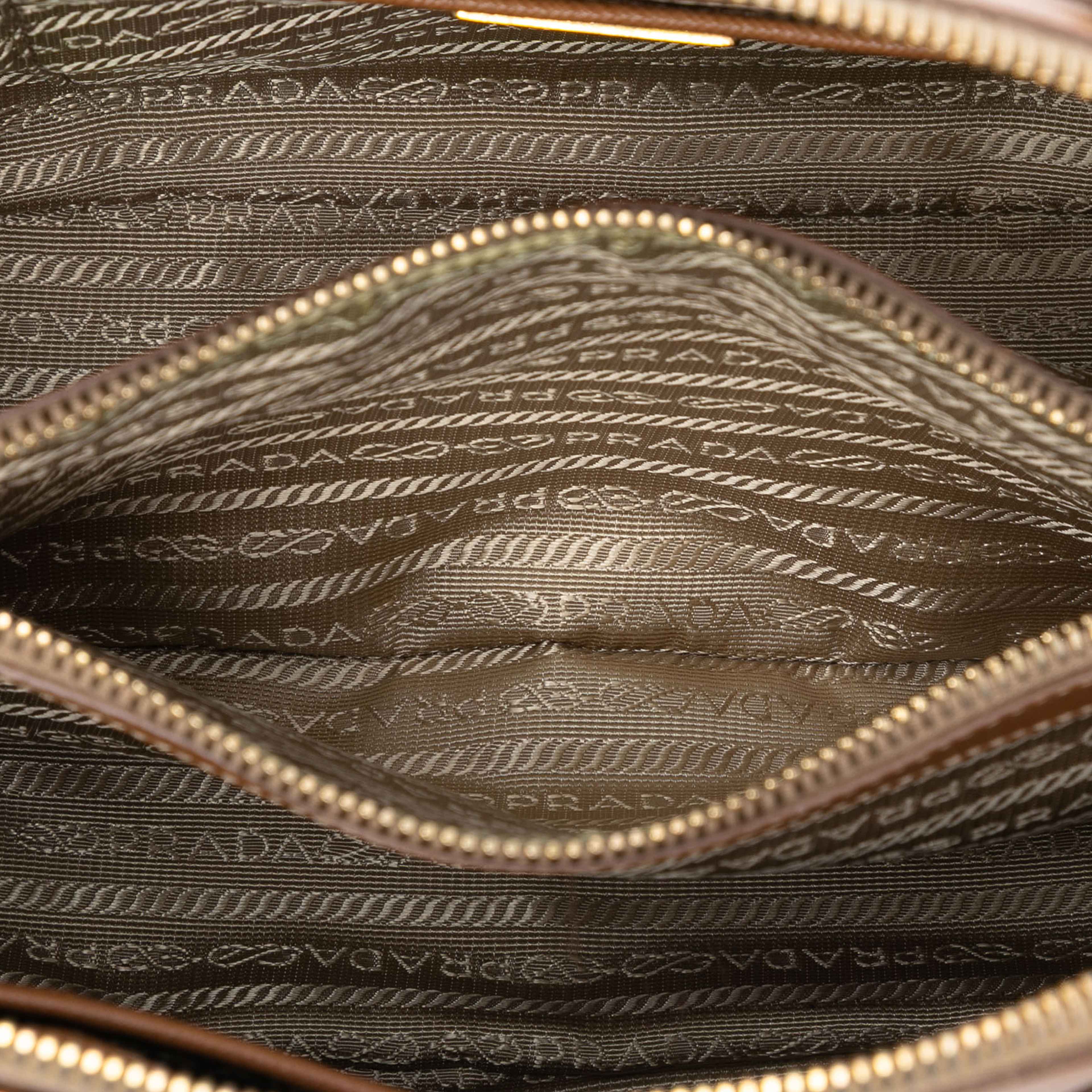 Prada Medium Saffiano Lux Promenade Satchel, från Luxclusif, i färgen caramel. Klicka för att öppna bilden i stort format