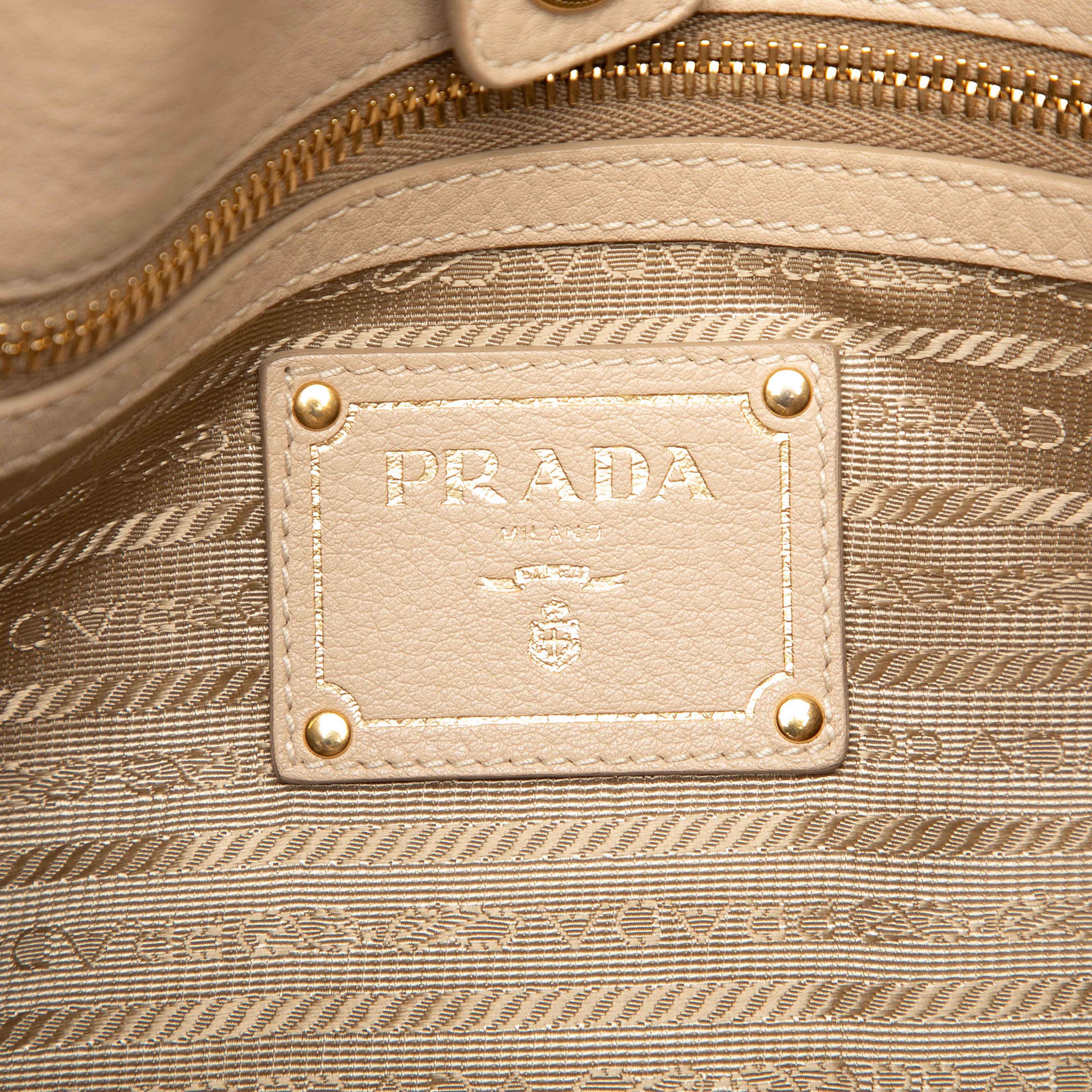 Prada Vitello Daino Side Zip Pocket Hobo, från Luxclusif, i färgen light beige. Klicka för att öppna bilden i stort format