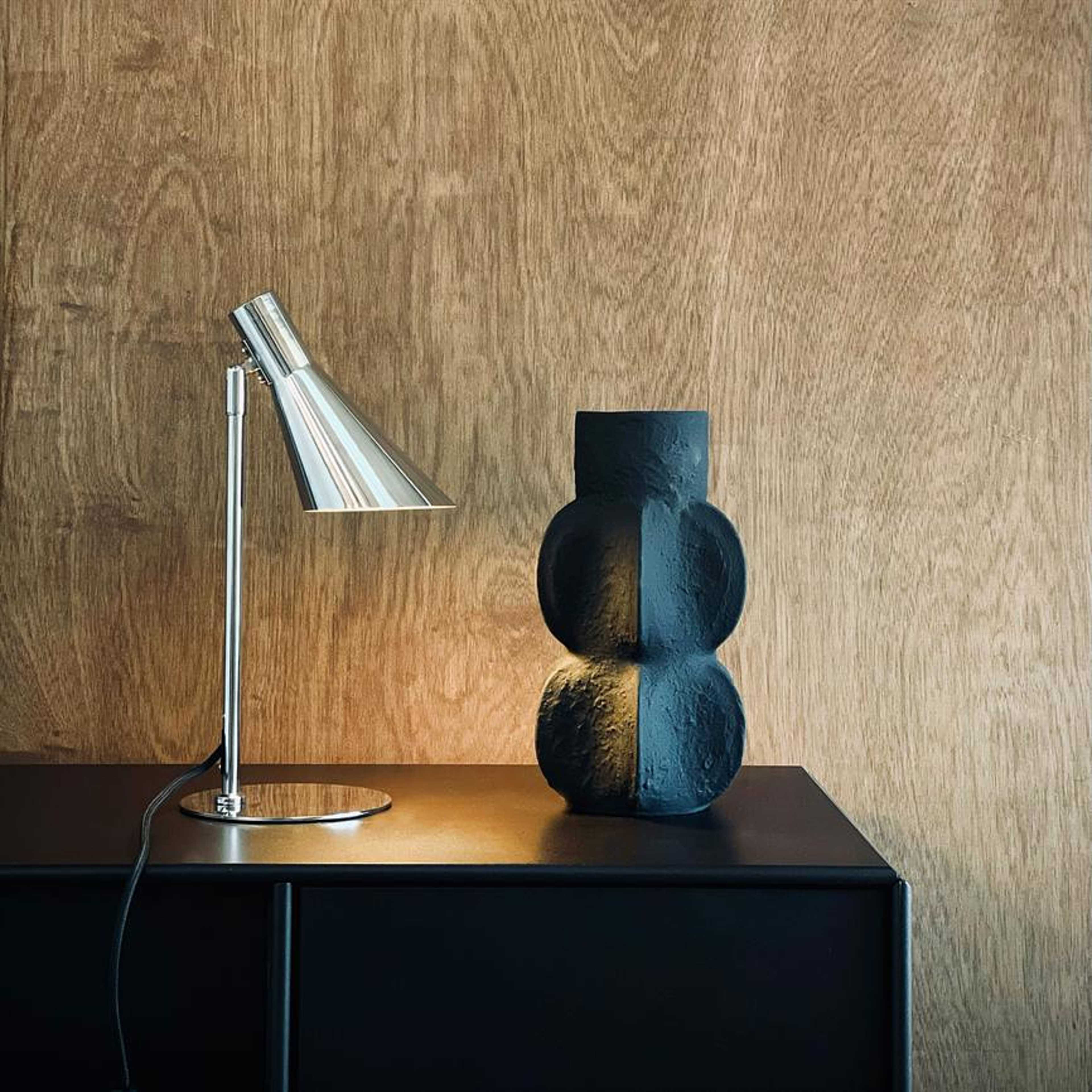 Dl12  Table Lamp, från Dyberg Larsen, i färgen chrome. Klicka för att öppna bilden i stort format