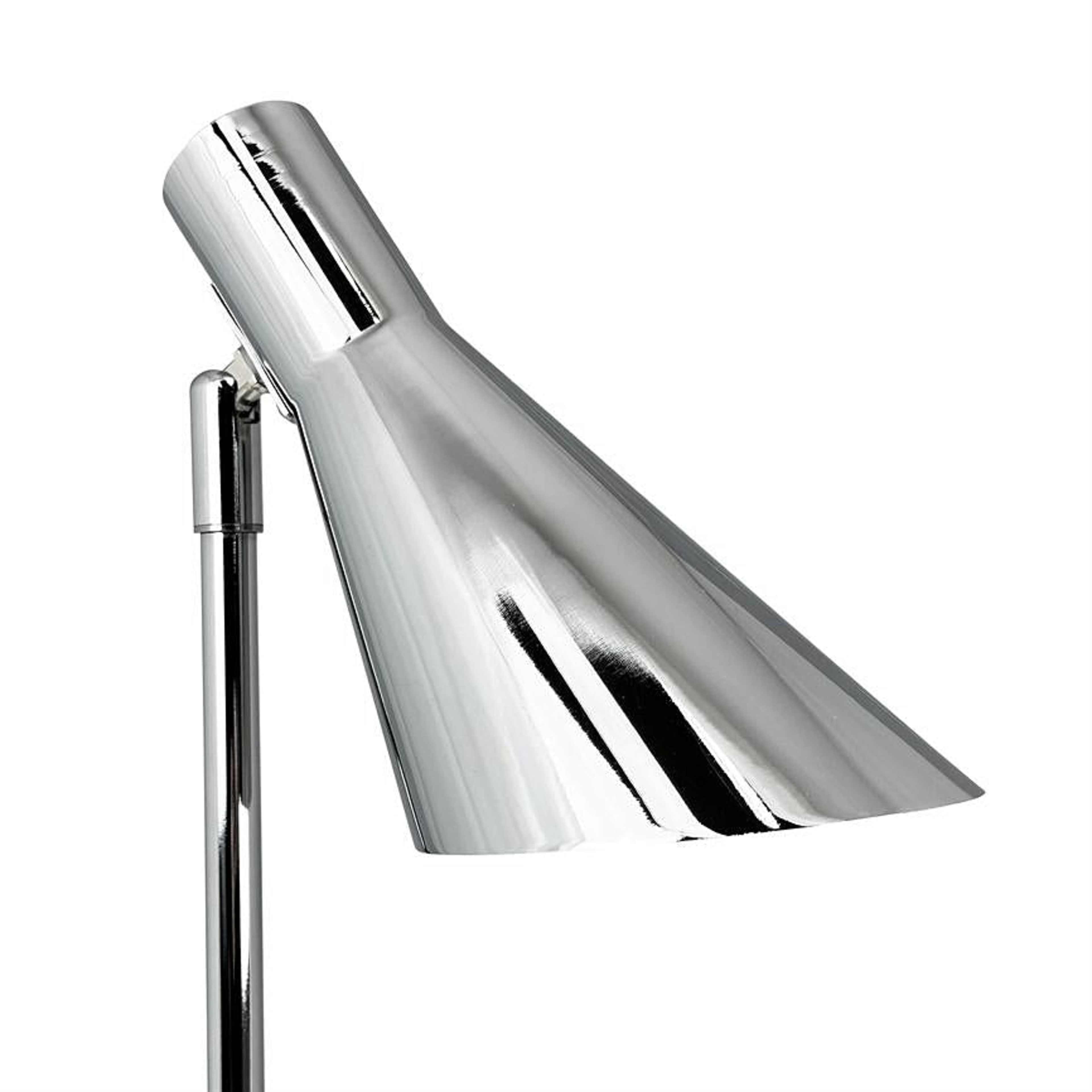 Dl12  Table Lamp, från Dyberg Larsen, i färgen chrome. Klicka för att öppna bilden i stort format