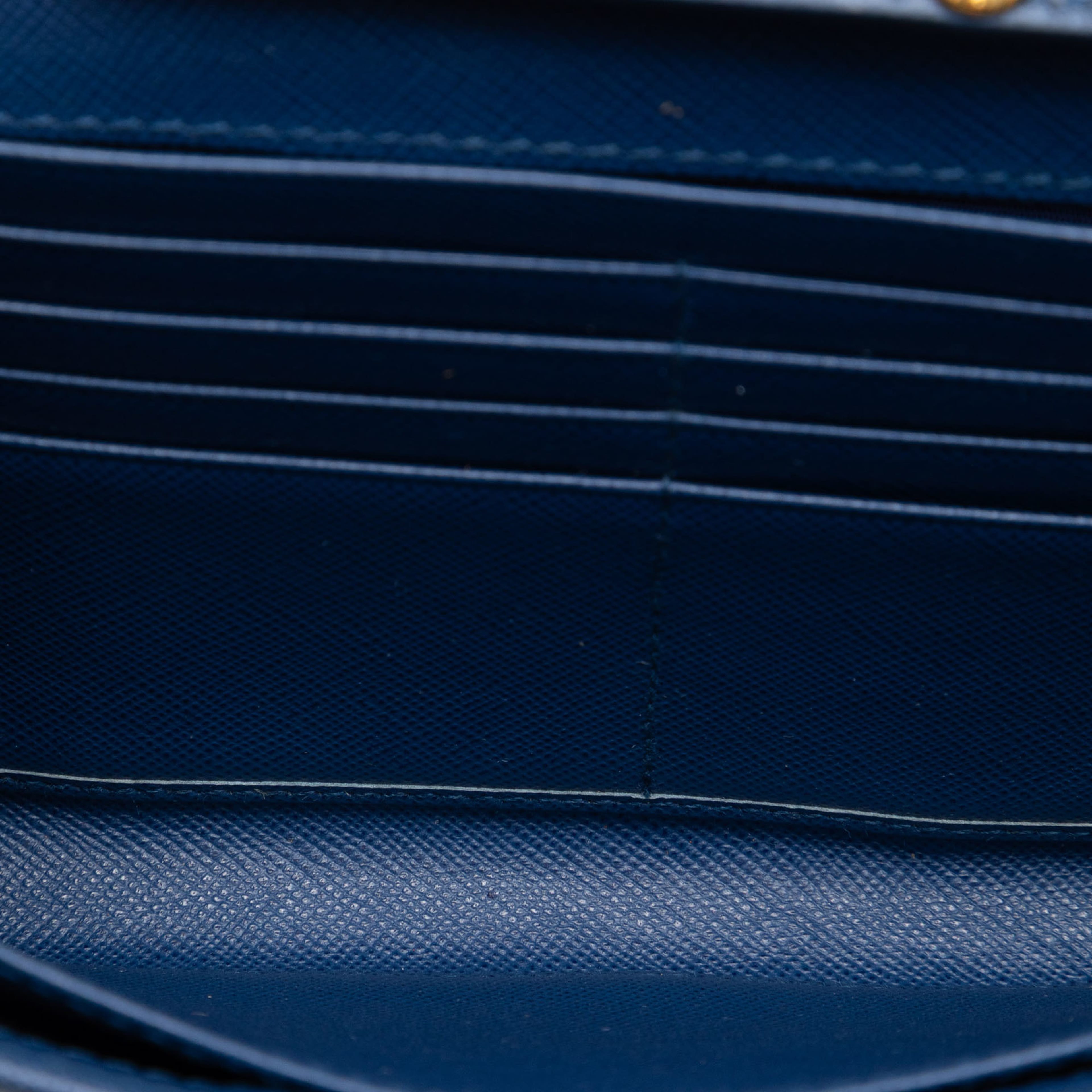Prada Saffiano Wallet On Chain, från Luxclusif, i färgen navy. Klicka för att öppna bilden i stort format