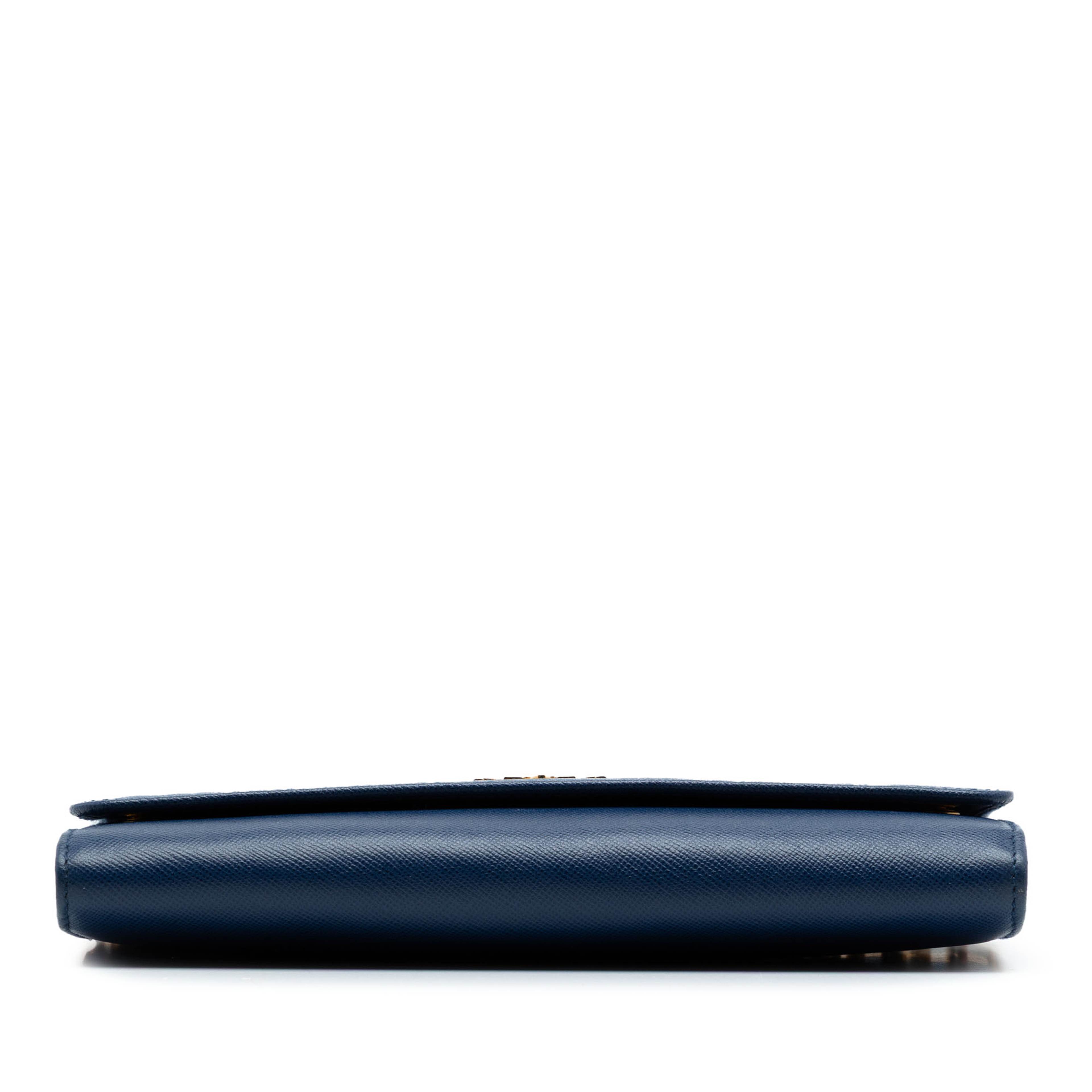Prada Saffiano Wallet On Chain, från Luxclusif, i färgen navy. Klicka för att öppna bilden i stort format